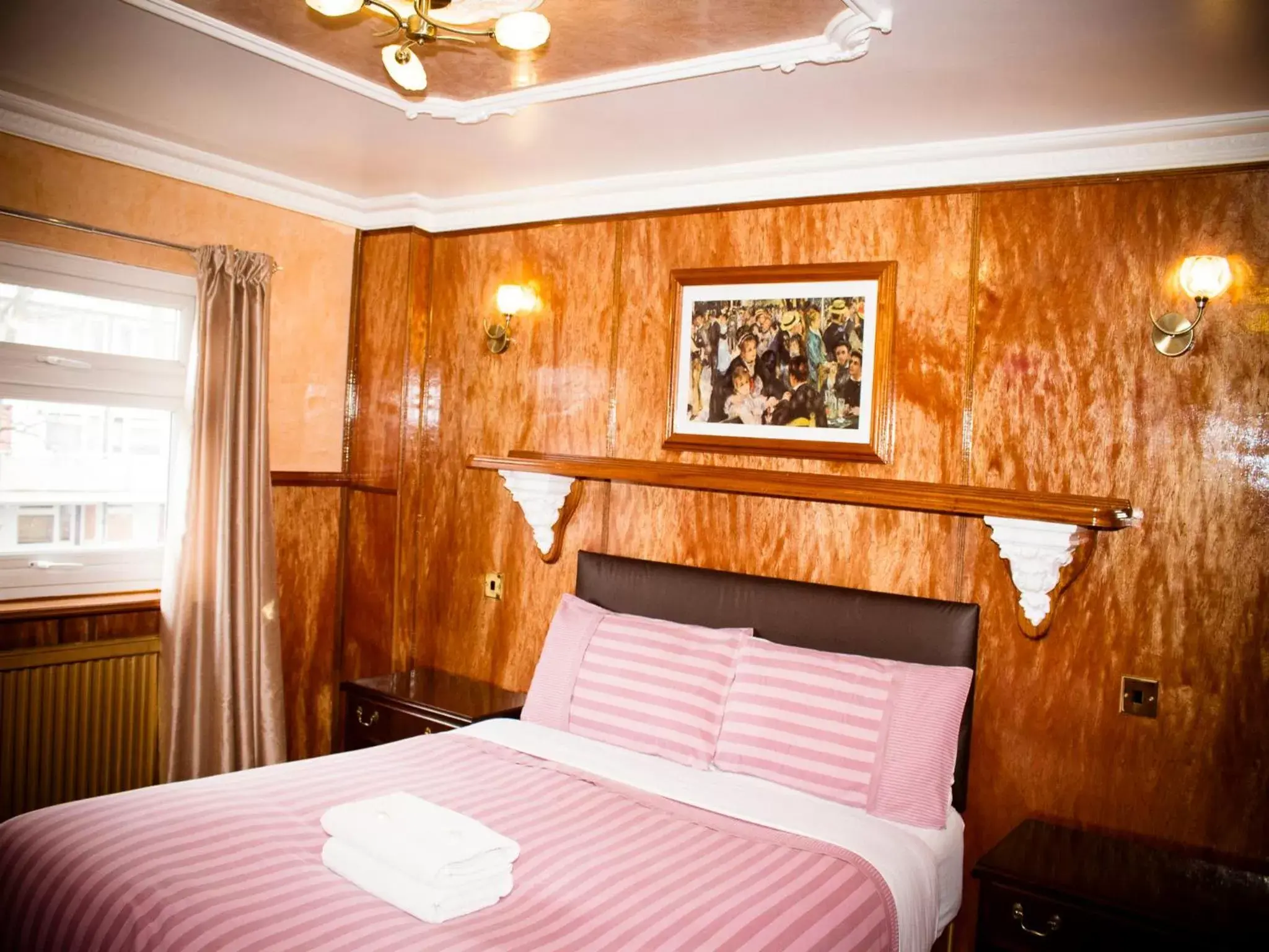 Photo of the whole room, Bed in Cricklewood Lodge Hotel