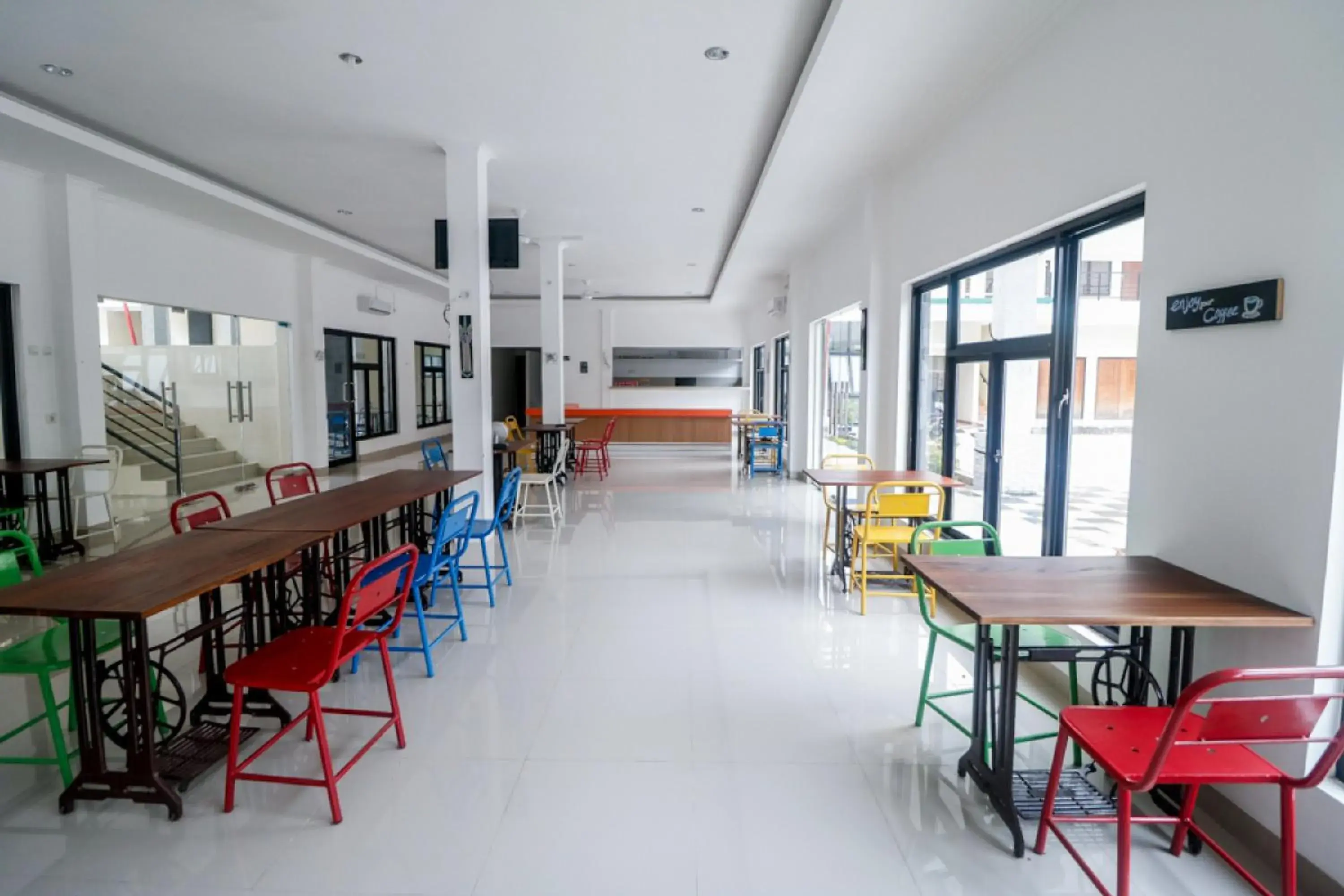 Seating area, Restaurant/Places to Eat in RedDoorz Plus near Kualanamu Airport