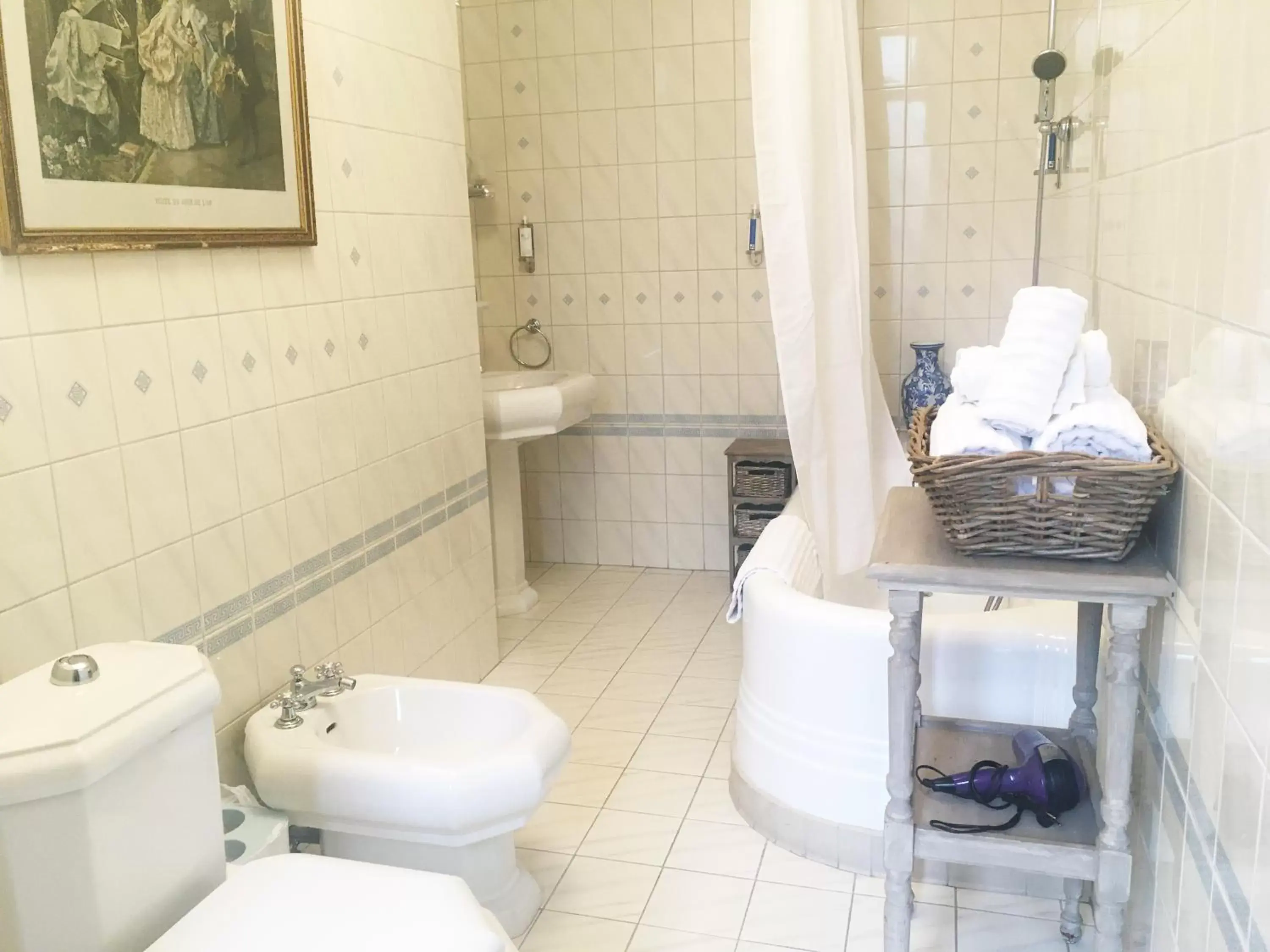 Bathroom in Domaine de Beaupré - Hotel The Originals Relais