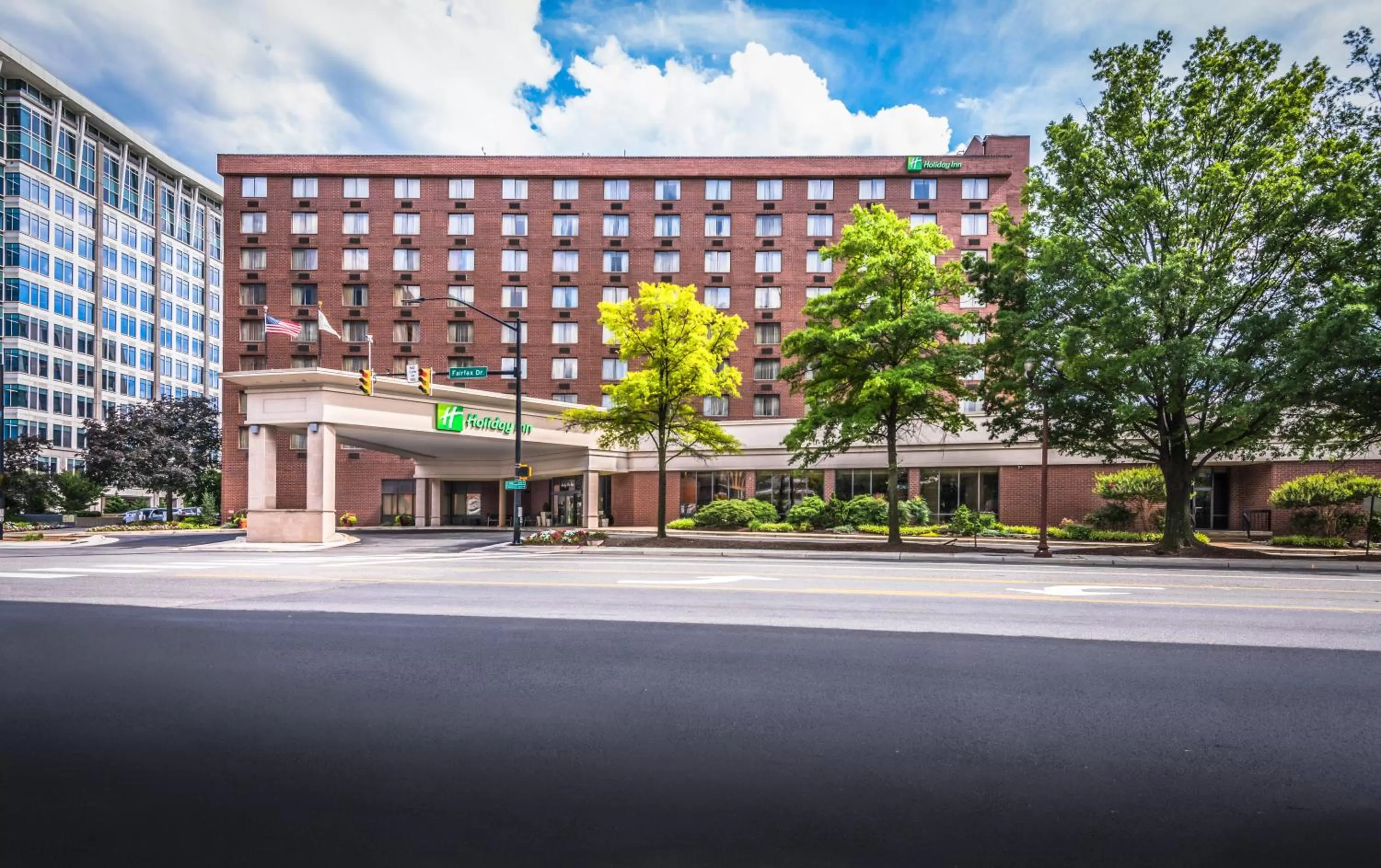 Property building in Holiday Inn Arlington at Ballston by IHG