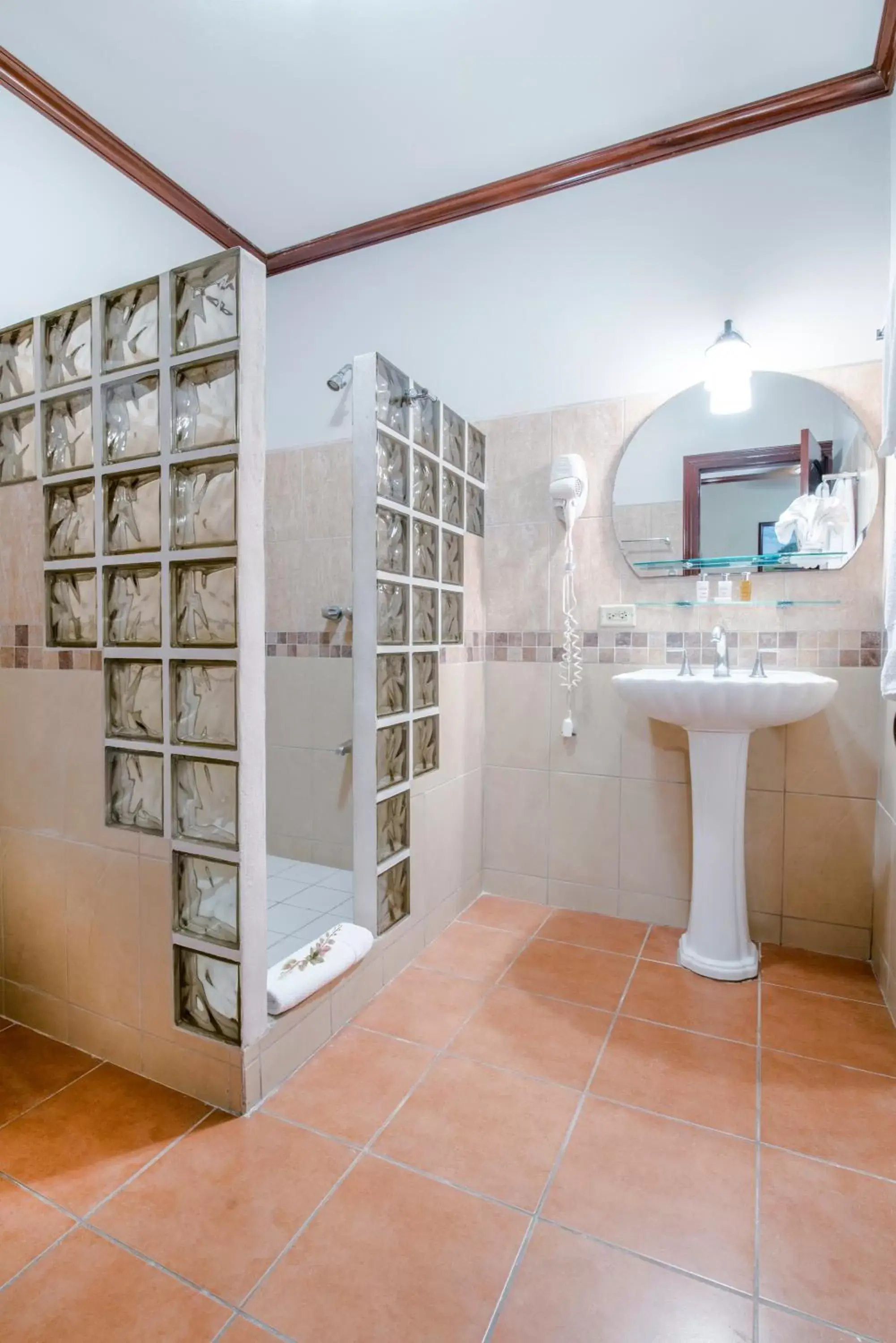 Bathroom in Hotel Casa Roland Golfito Resort