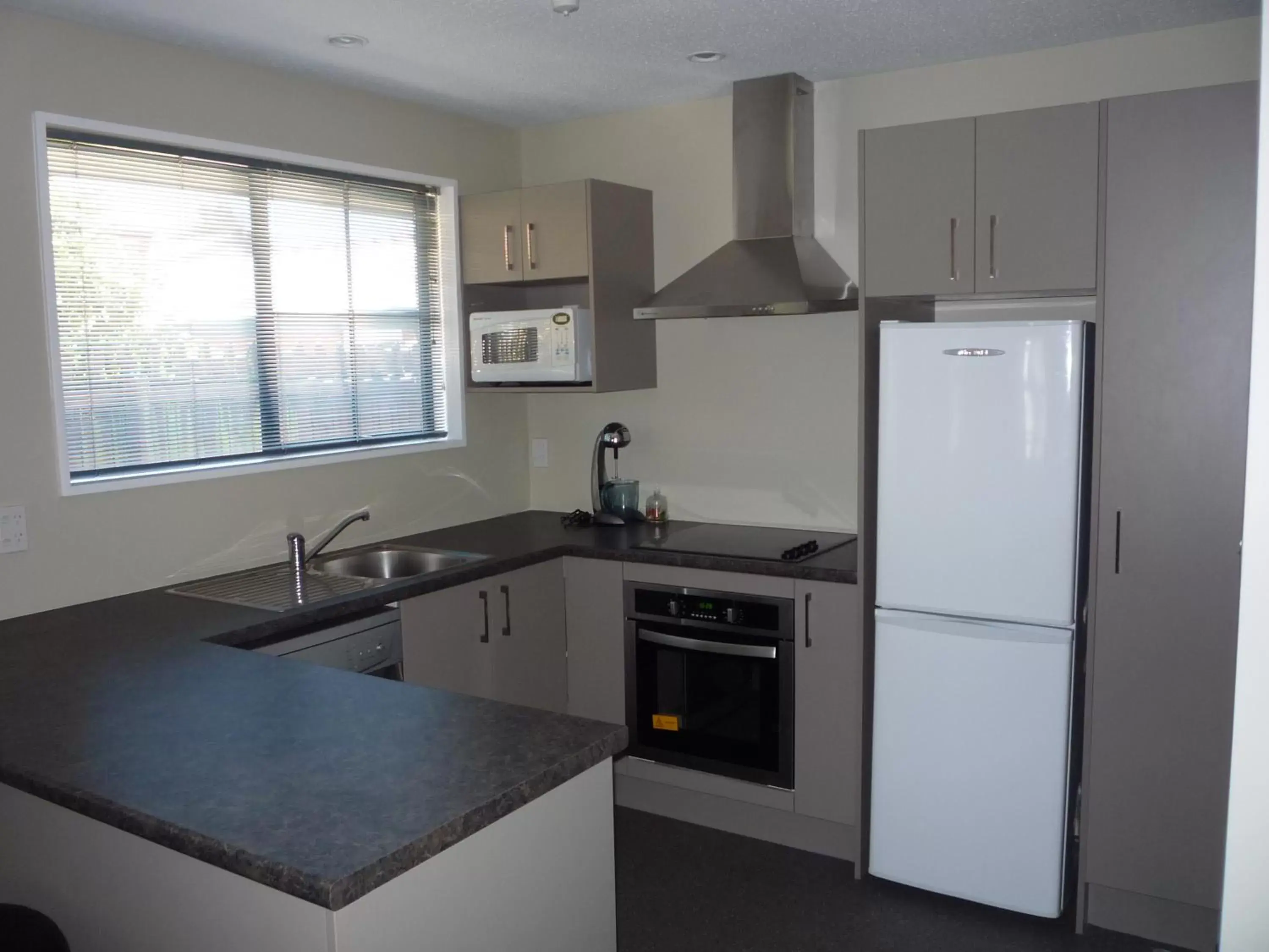 Kitchen or kitchenette, Kitchen/Kitchenette in Metropolitan Motel on Riccarton