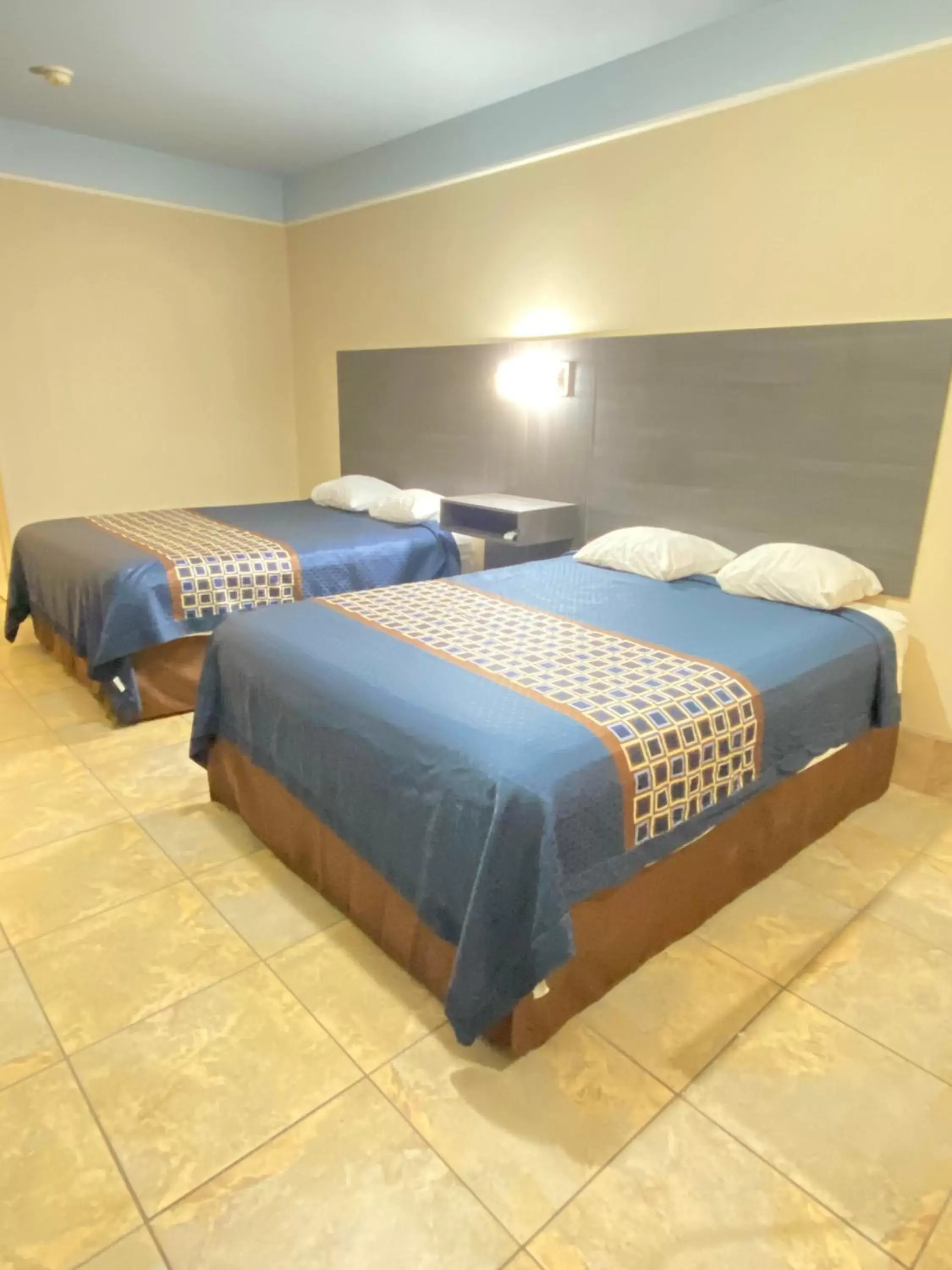 Bed in Texas Inn & Suites McAllen at La Plaza Mall and Airport