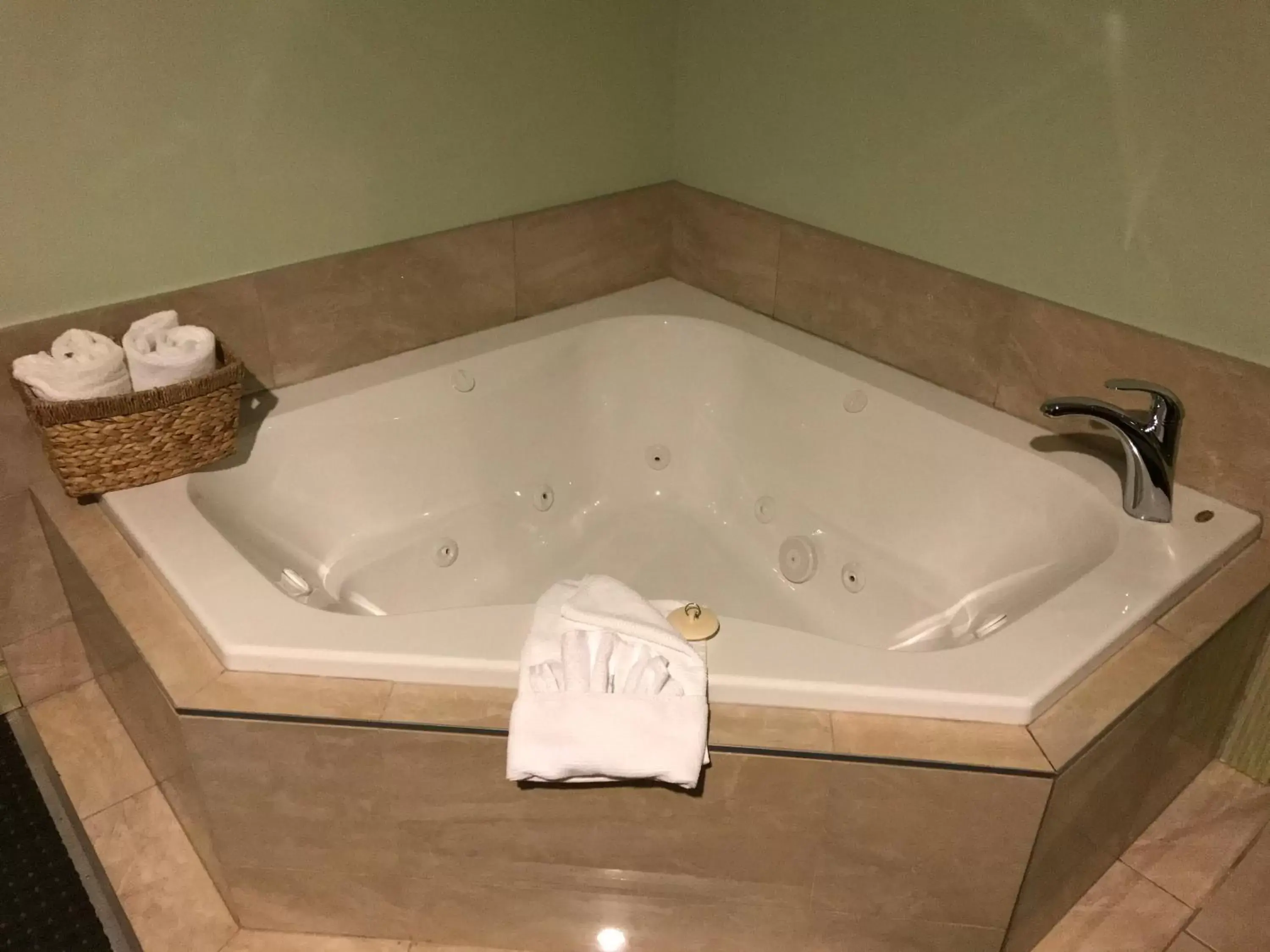 Bath in Quality Inn & Suites