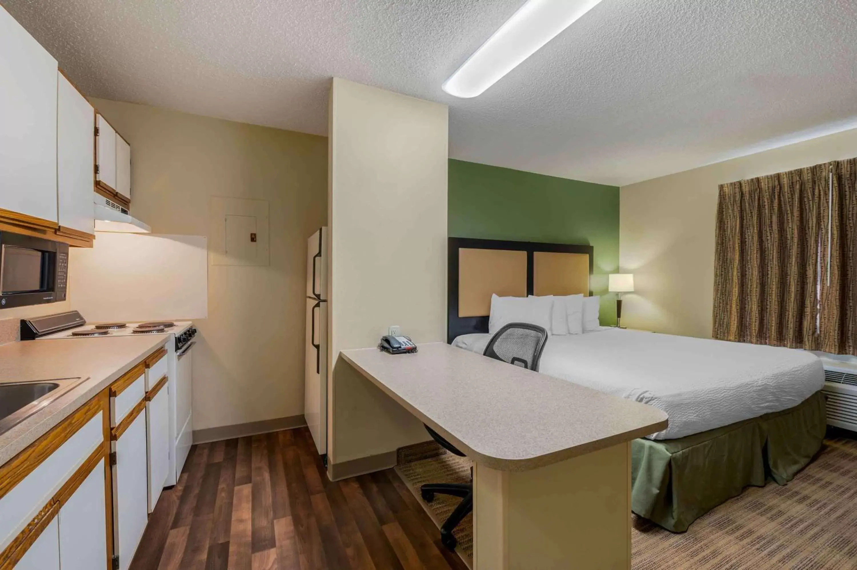 Bedroom in Extended Stay America Suites - Dayton - South