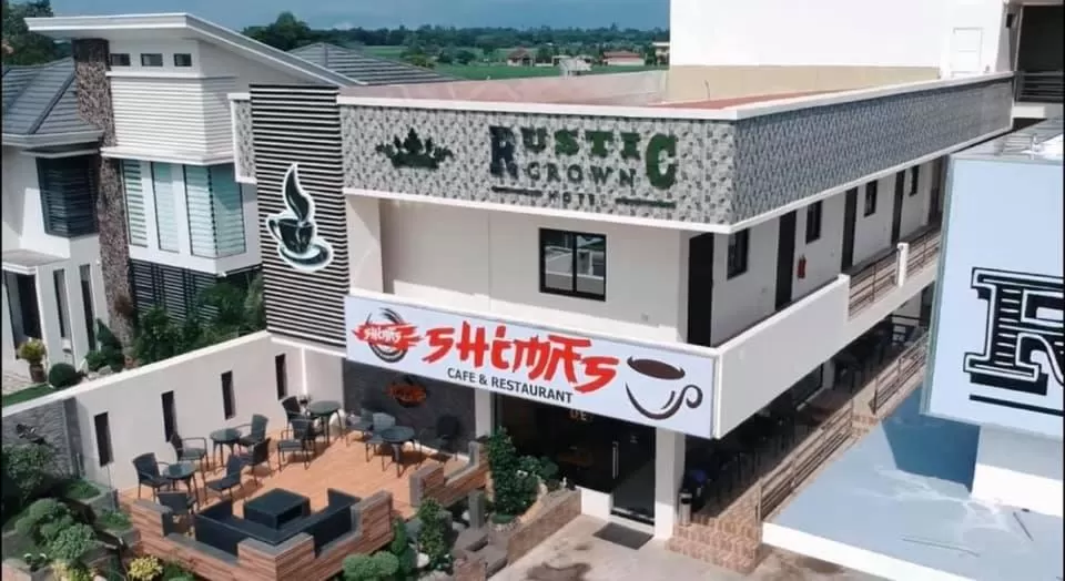 Restaurant/places to eat in Rustic Crown Hotel