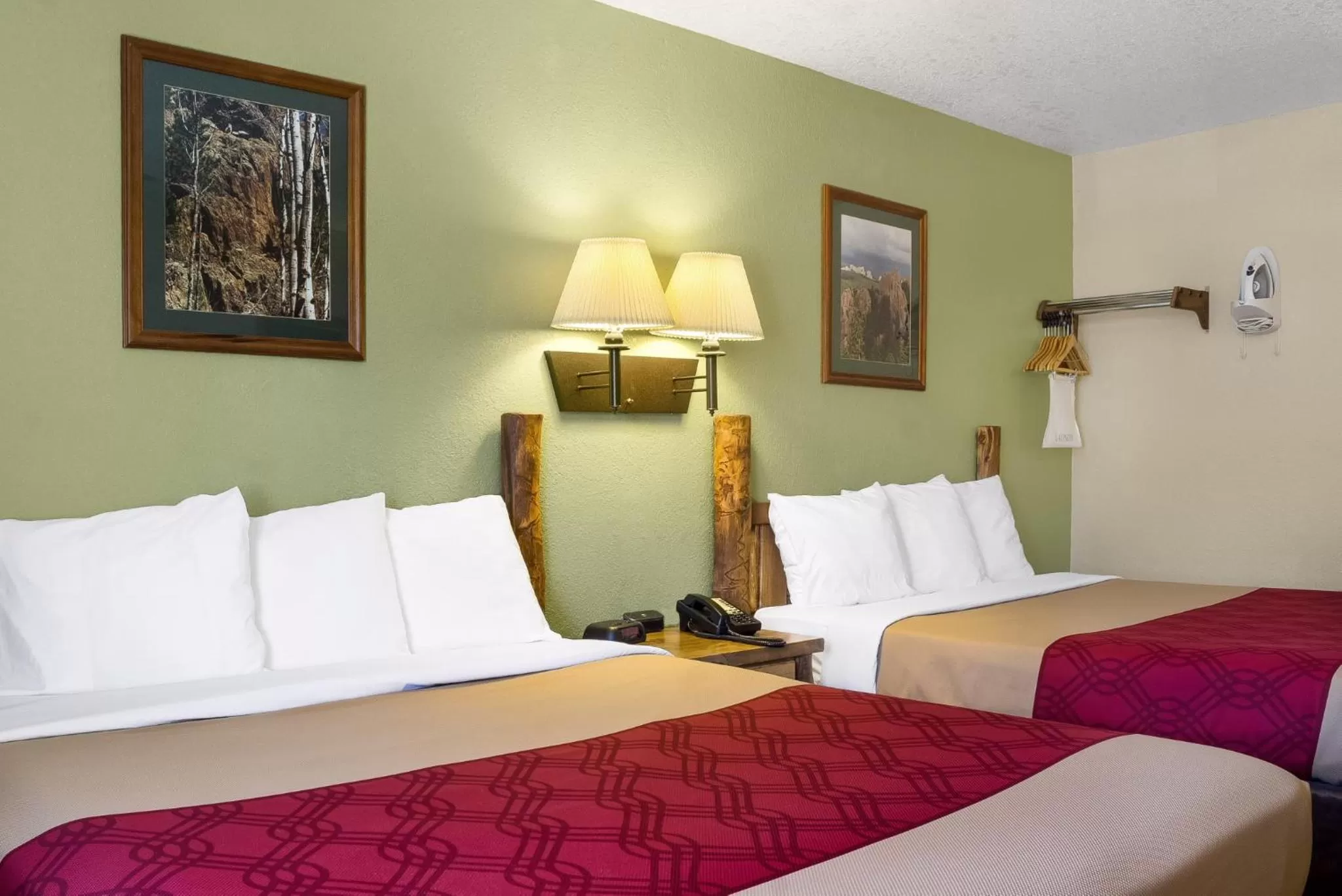 Bed in Econo Lodge, Downtown Custer Near Custer State Park and Mt Rushmore