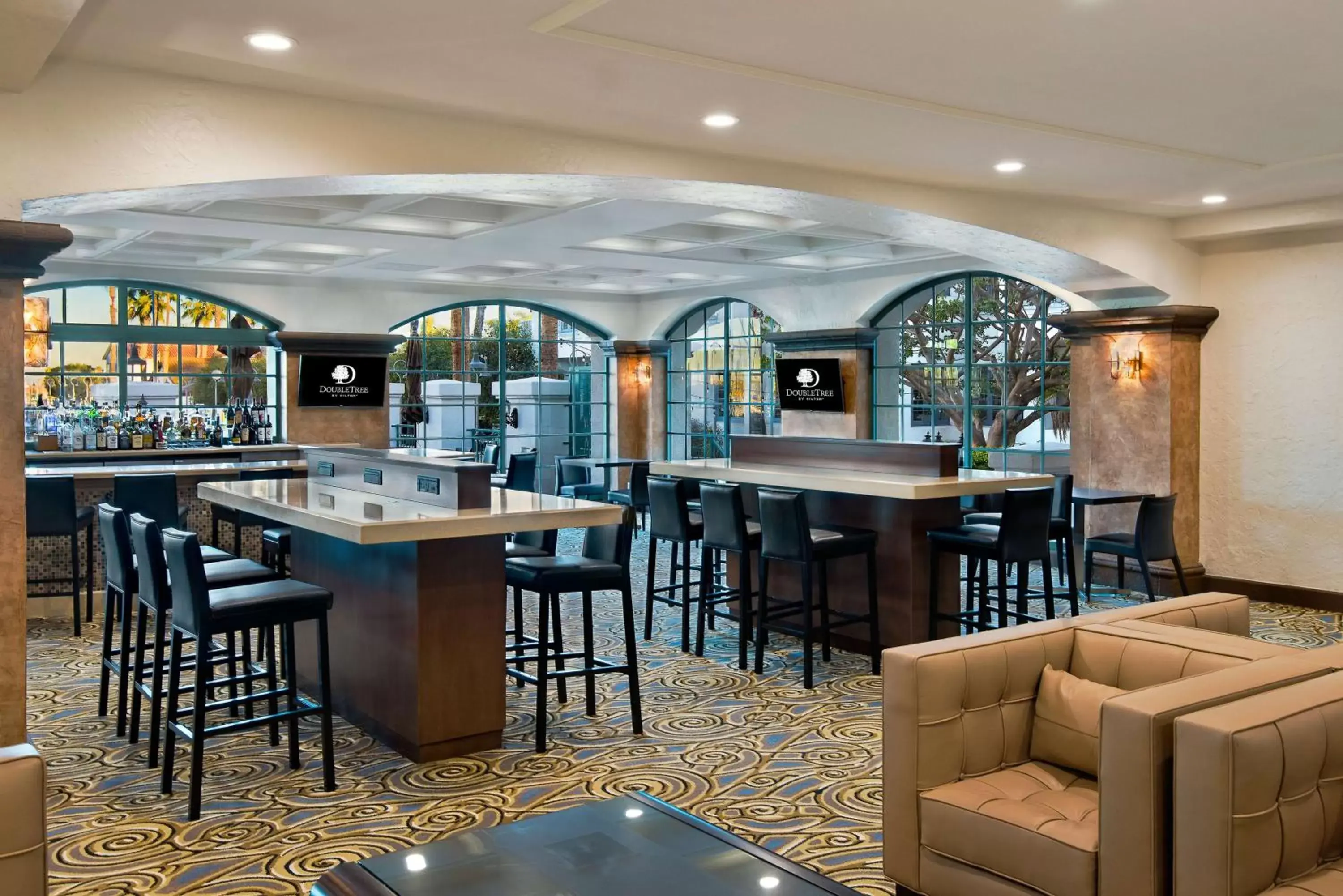Dining area, Lounge/Bar in DoubleTree by Hilton San Pedro