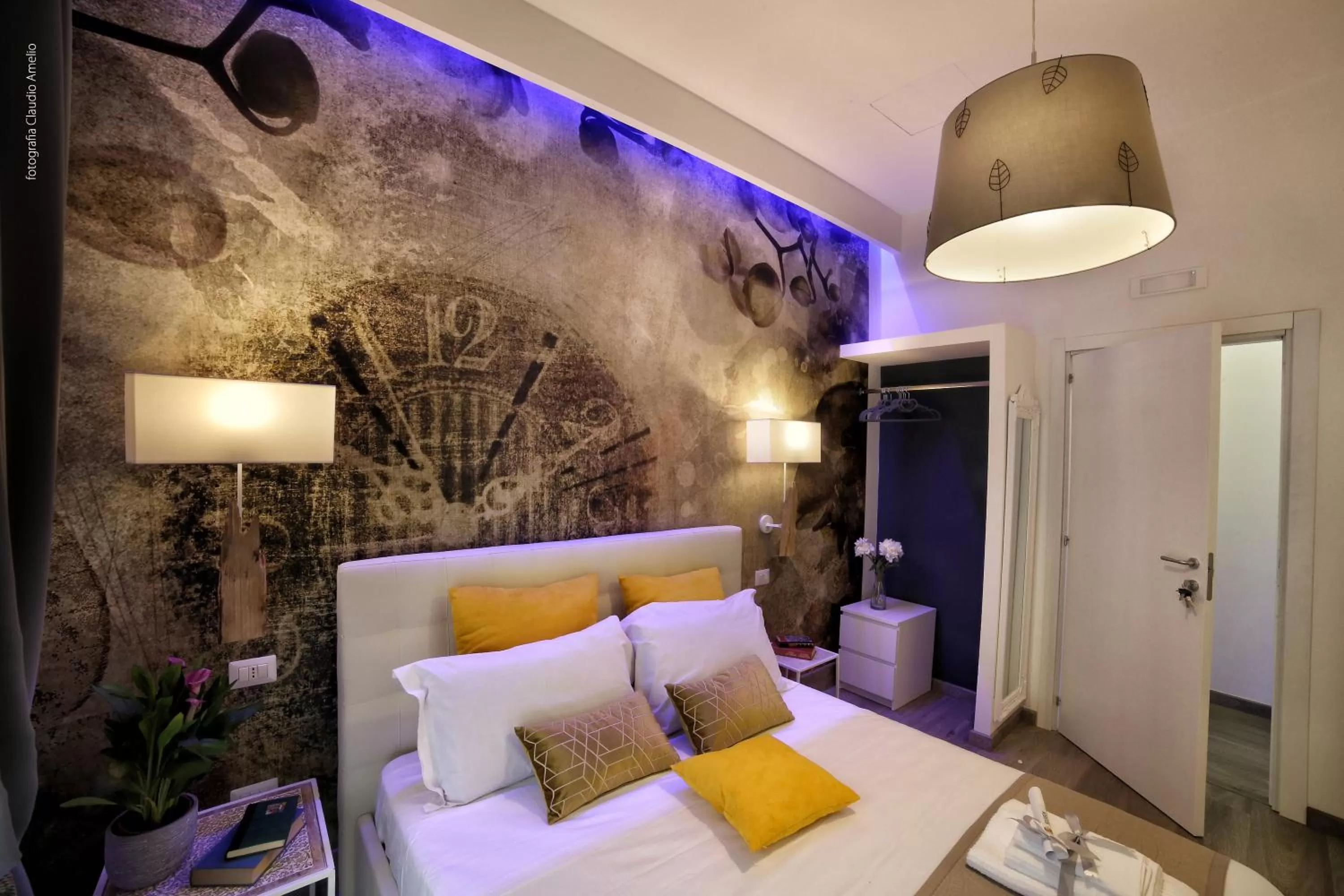 Photo of the whole room, Bed in Bourbon House