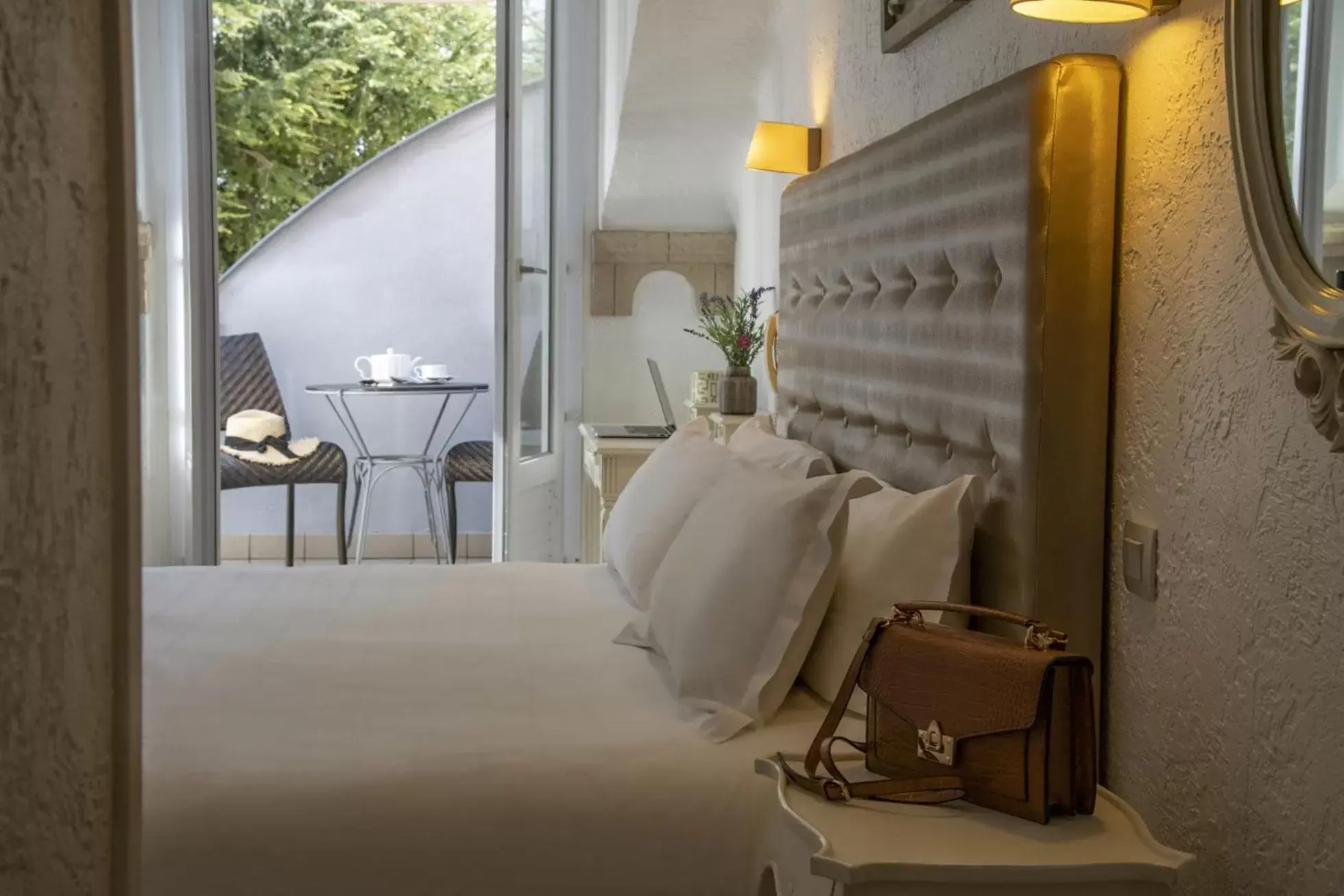 Bedroom, Bed in GOLDEN TULIP CANNES HOTEL de PARIS