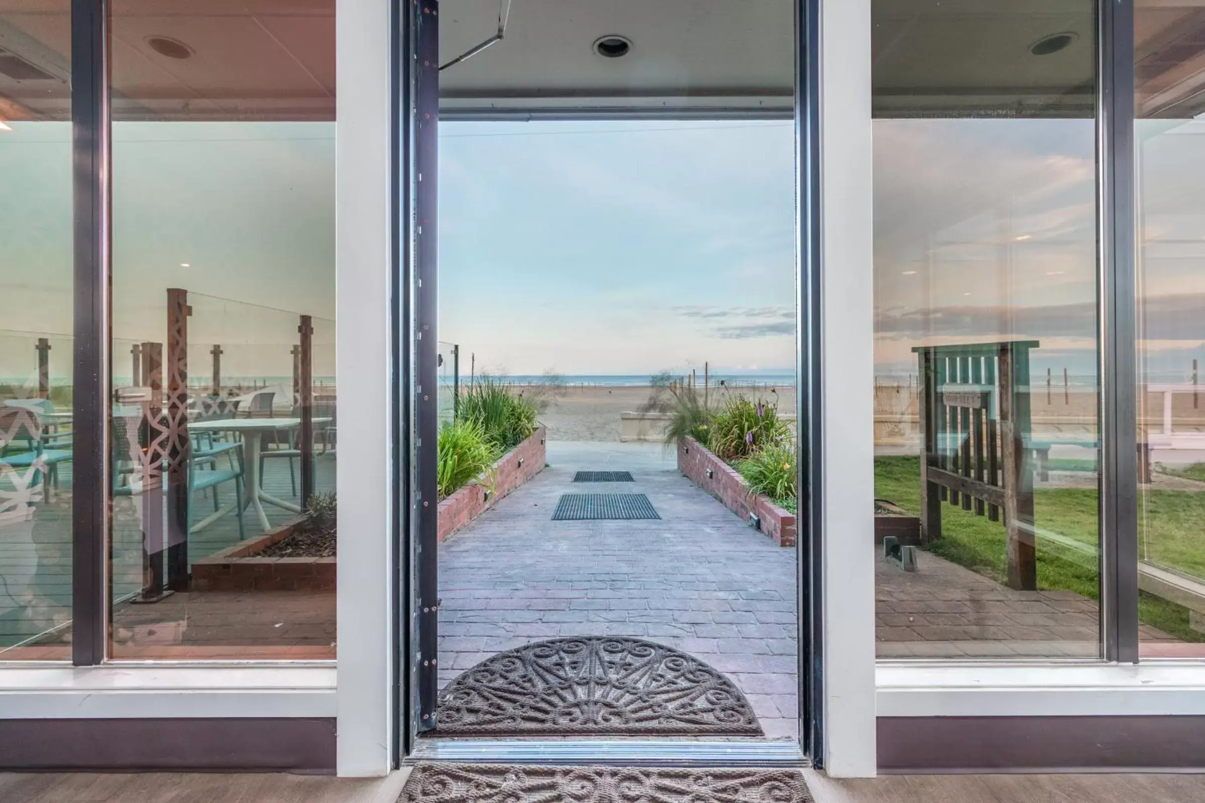 Facade/entrance in Seashore Inn on the Beach Seaside