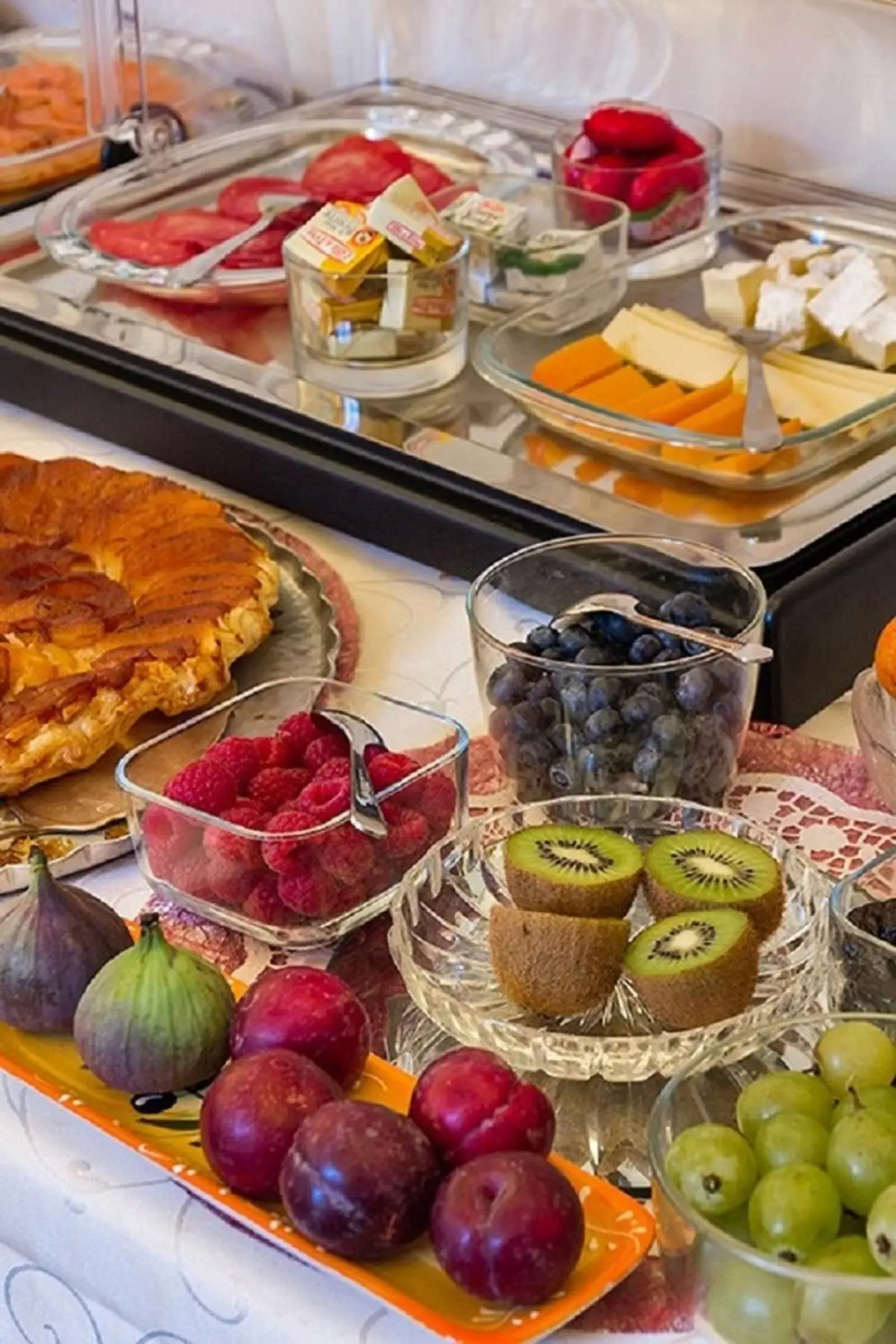 Buffet breakfast, Food in Logis Hôtel Villa Victorine