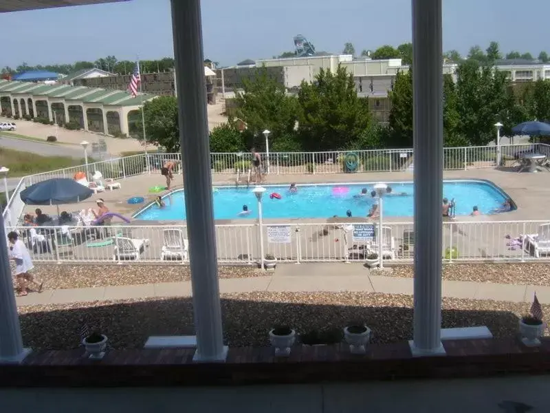 Swimming pool, Pool View in Twelve Oaks Inn