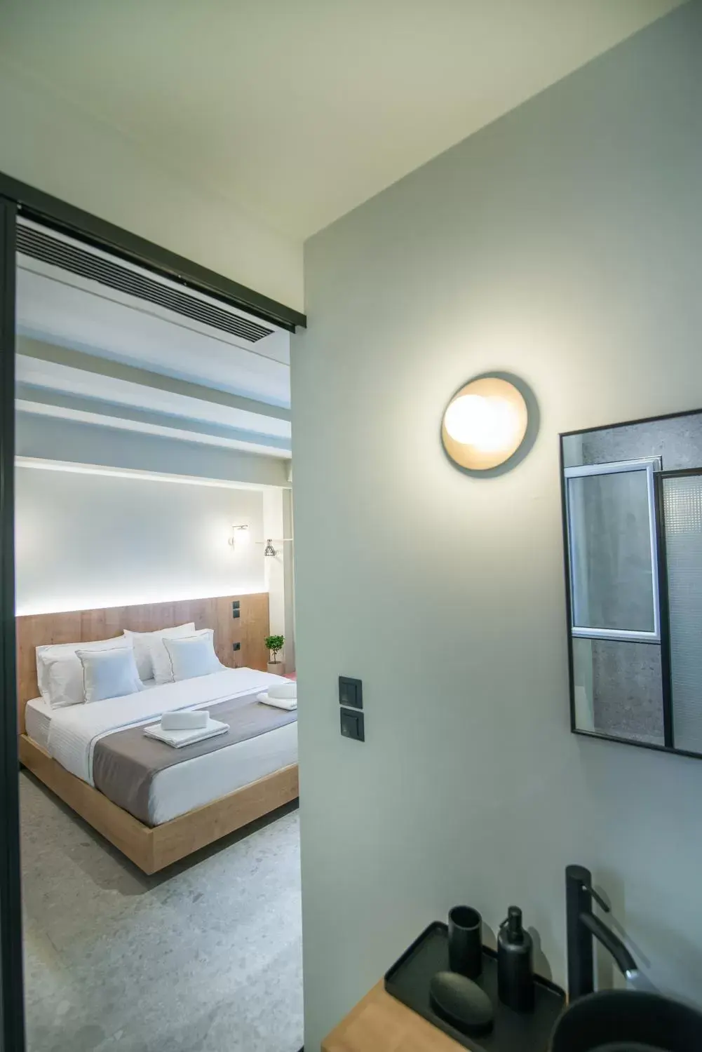 Bedroom, Bed in Metis Urbane Living Spaces