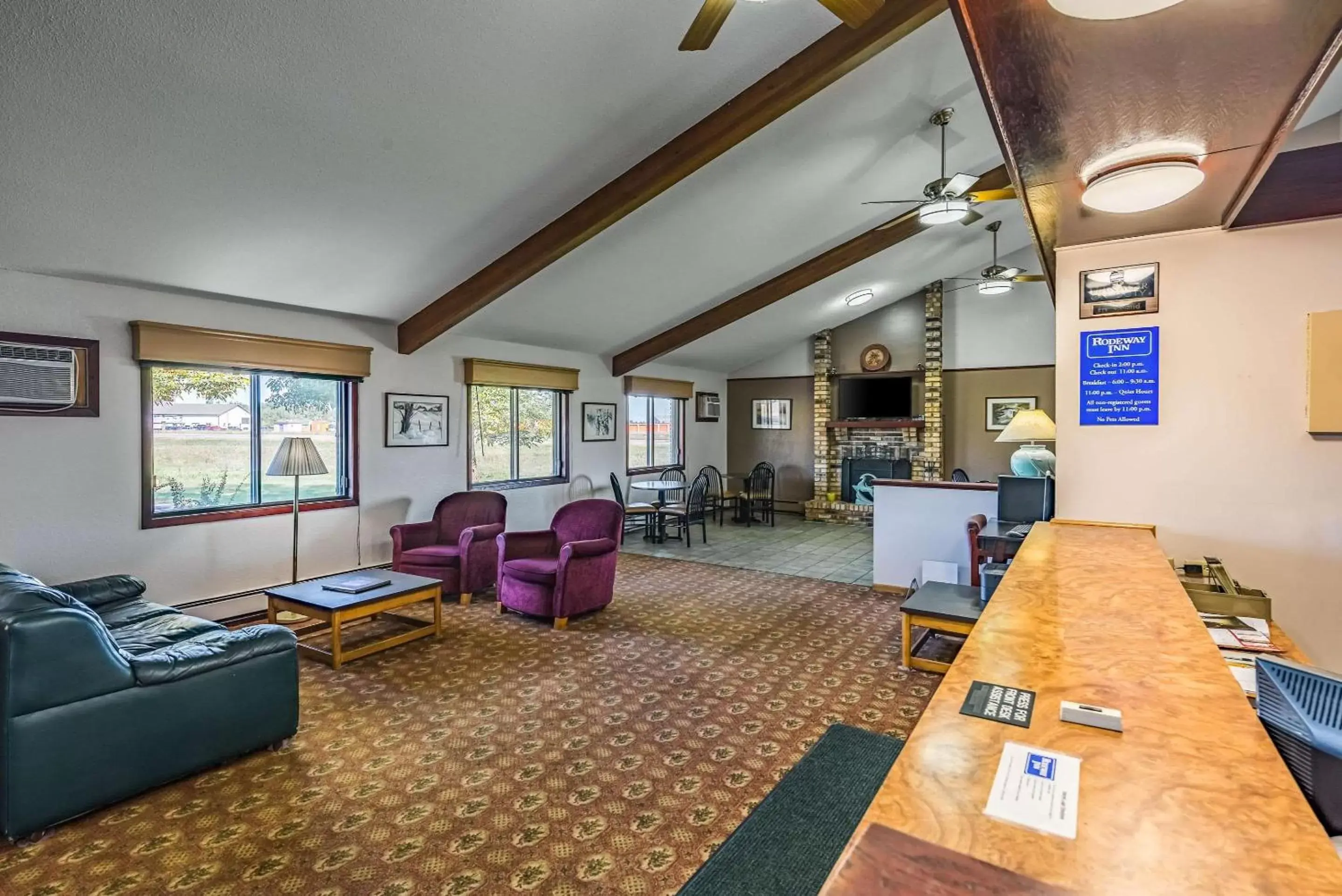 Lobby or reception, Seating Area in Rodeway Inn