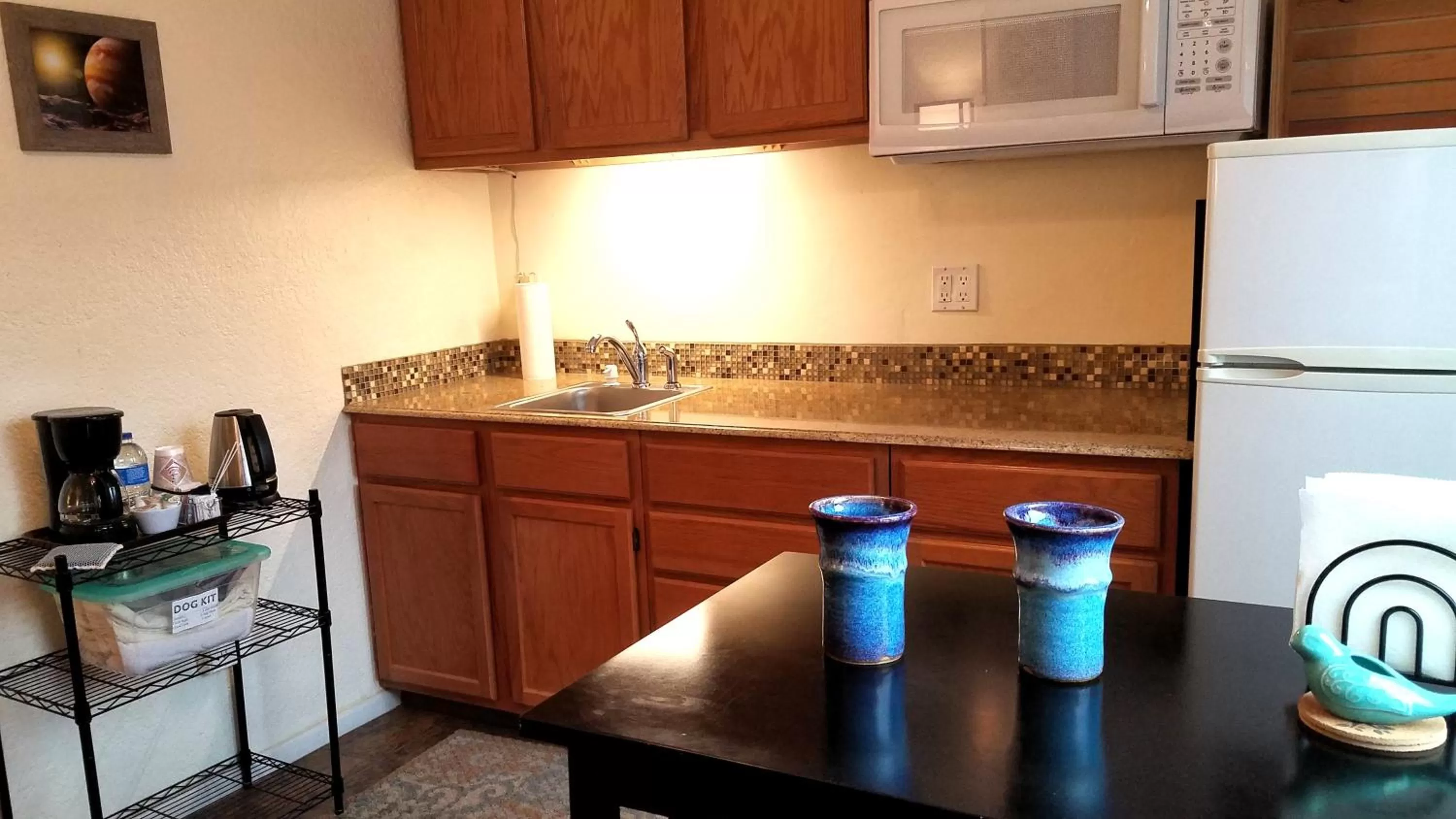 Coffee/tea facilities, Kitchen/Kitchenette in Rocket Inn