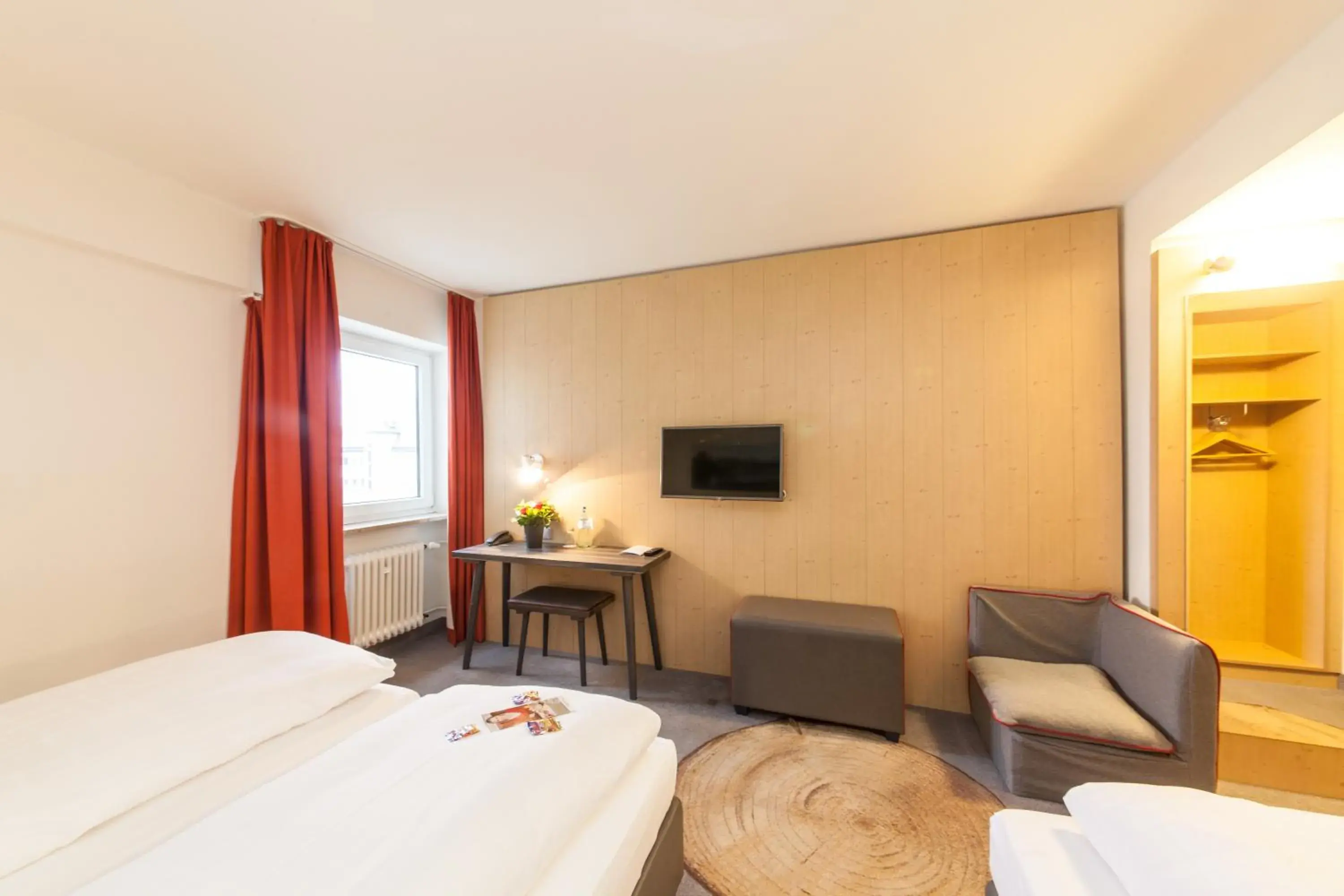 Photo of the whole room, TV/Entertainment Center in Sure Hotel by Best Western Muenchen Hauptbahnhof