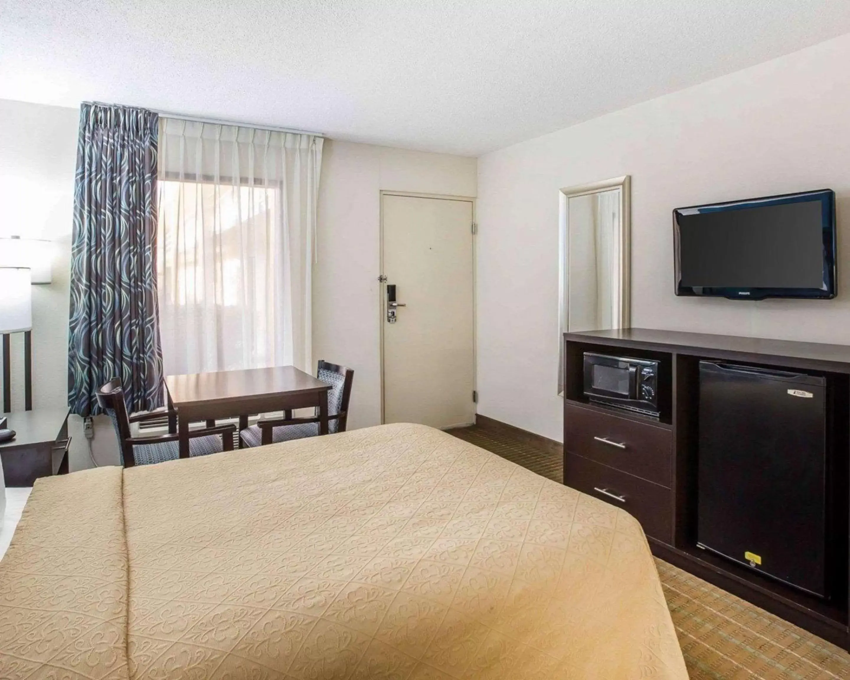 Photo of the whole room, TV/Entertainment Center in Quality Inn Macon