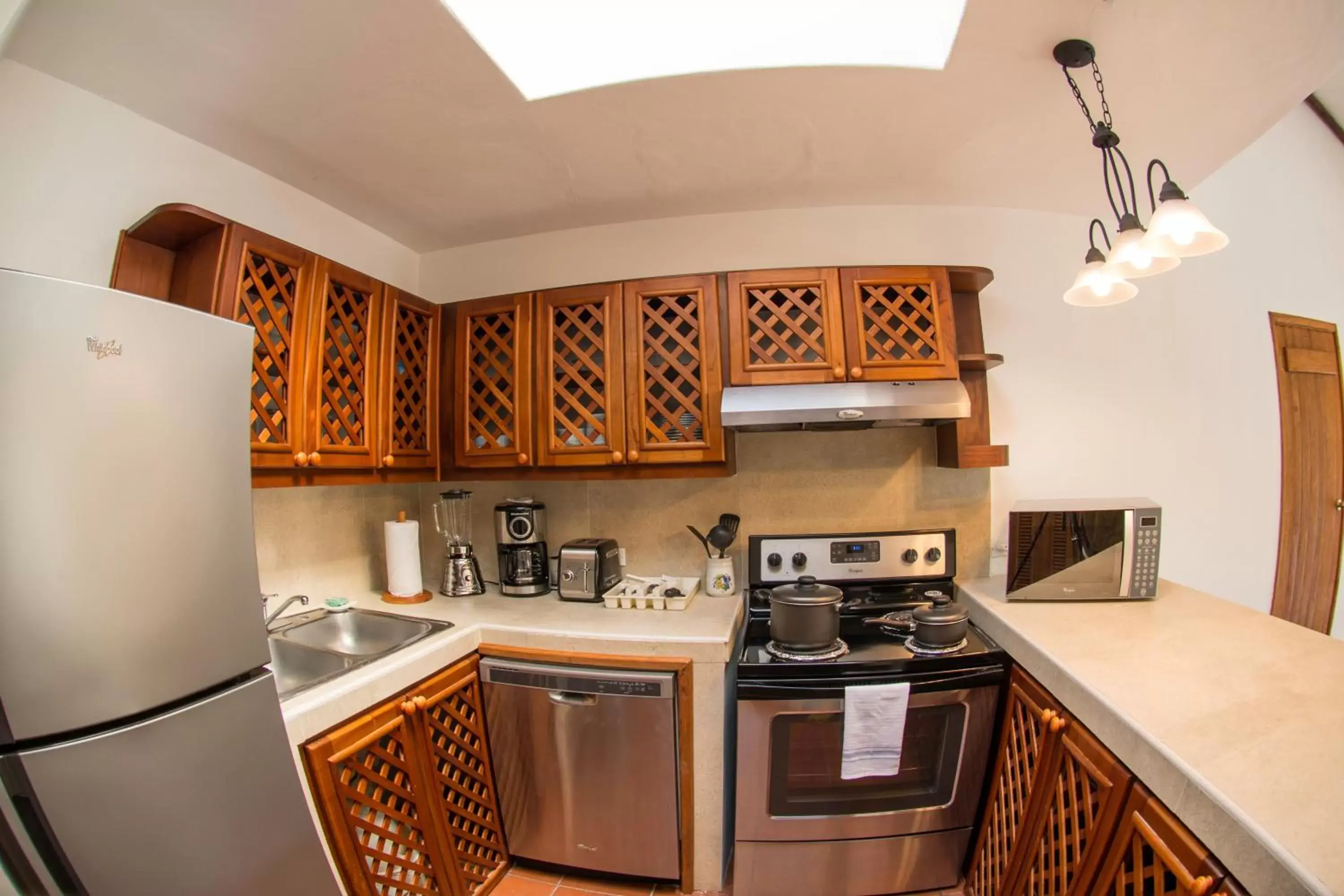 Kitchen or kitchenette, Kitchen/Kitchenette in Amatique Bay Hotel