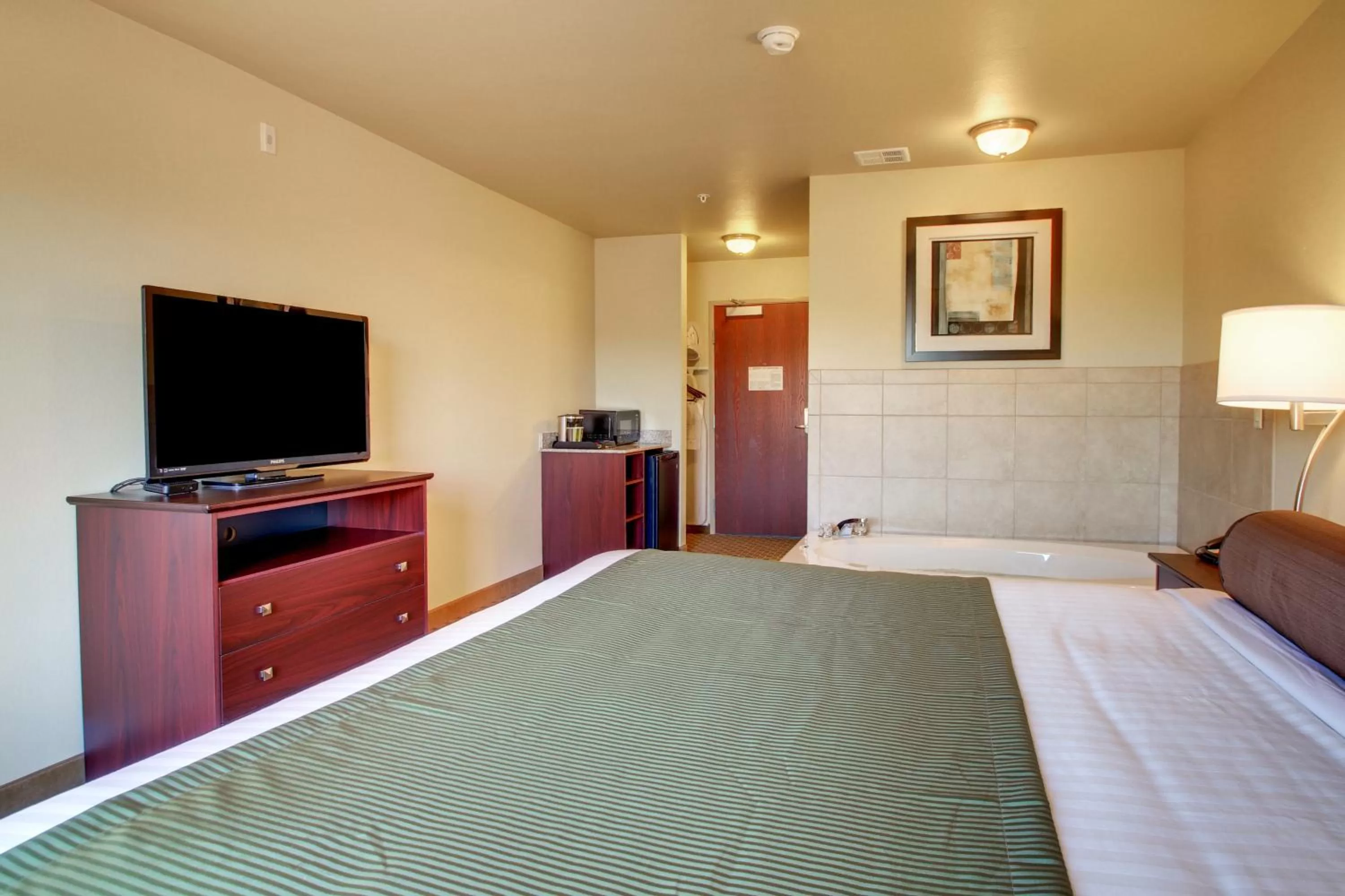 Bath, Bed in Cobblestone Hotel & Suites - Charlestown