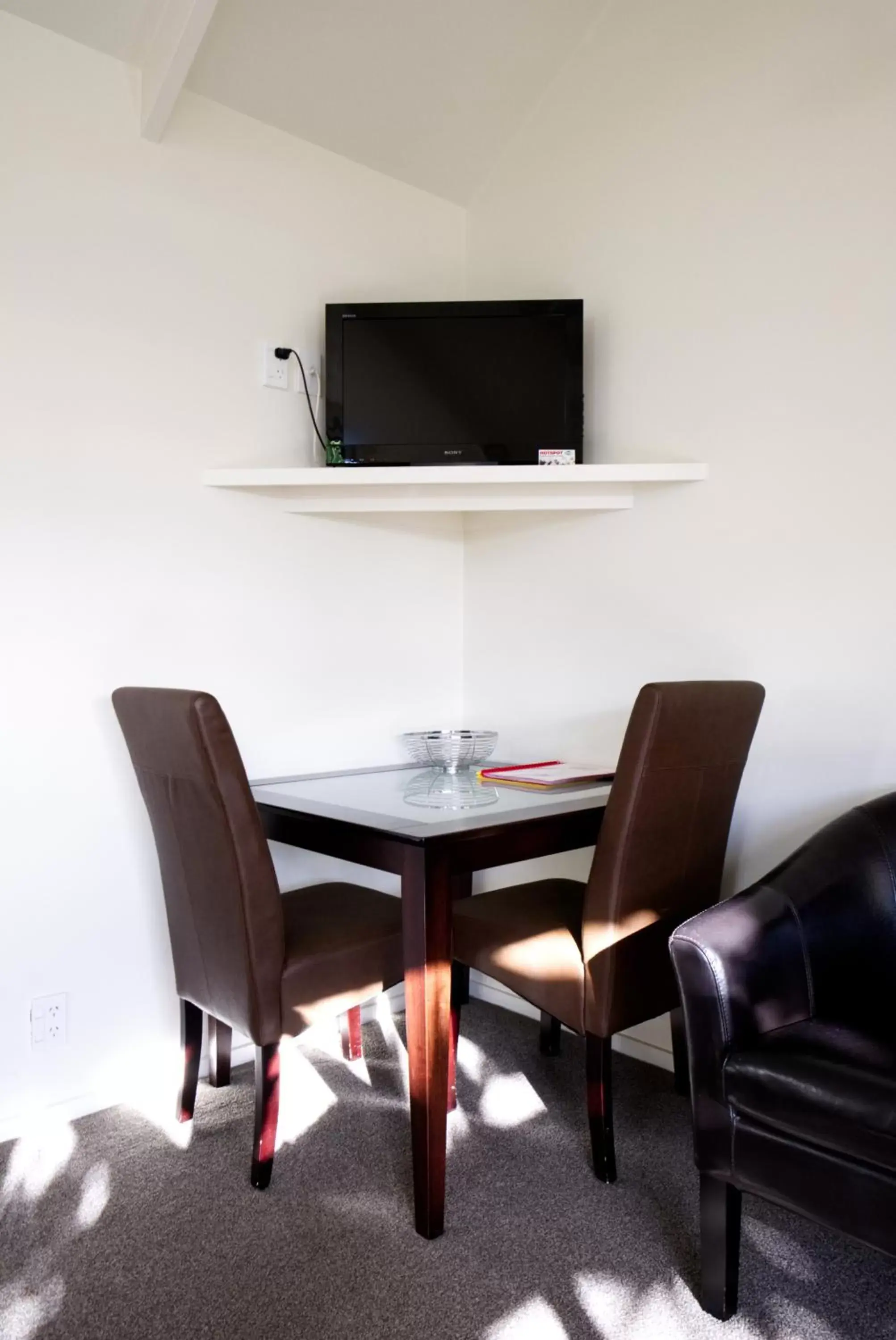 Dining area, TV/Entertainment Center in Tairua Shores Motel