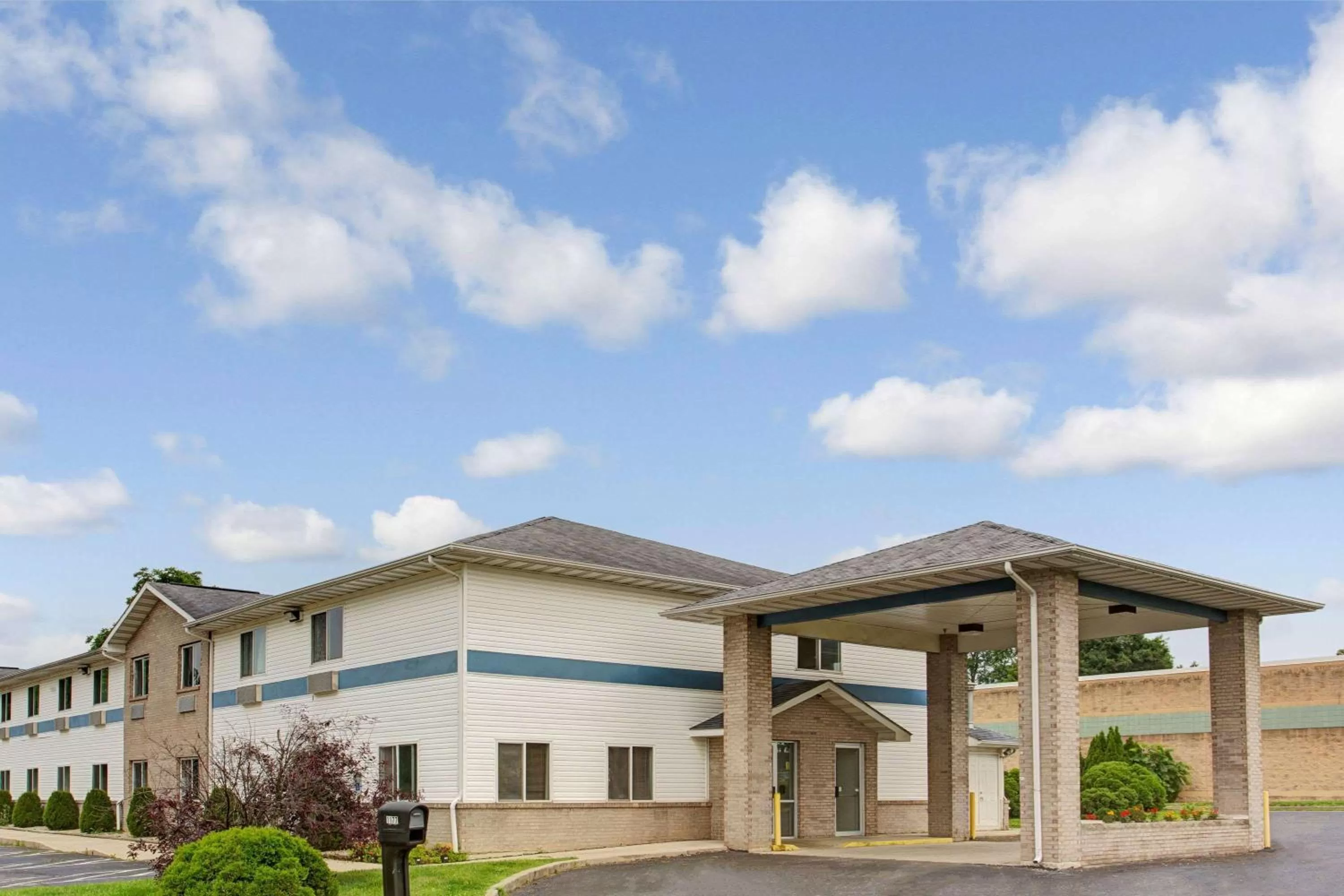 Property building in Super 8 by Wyndham Heath/Newark