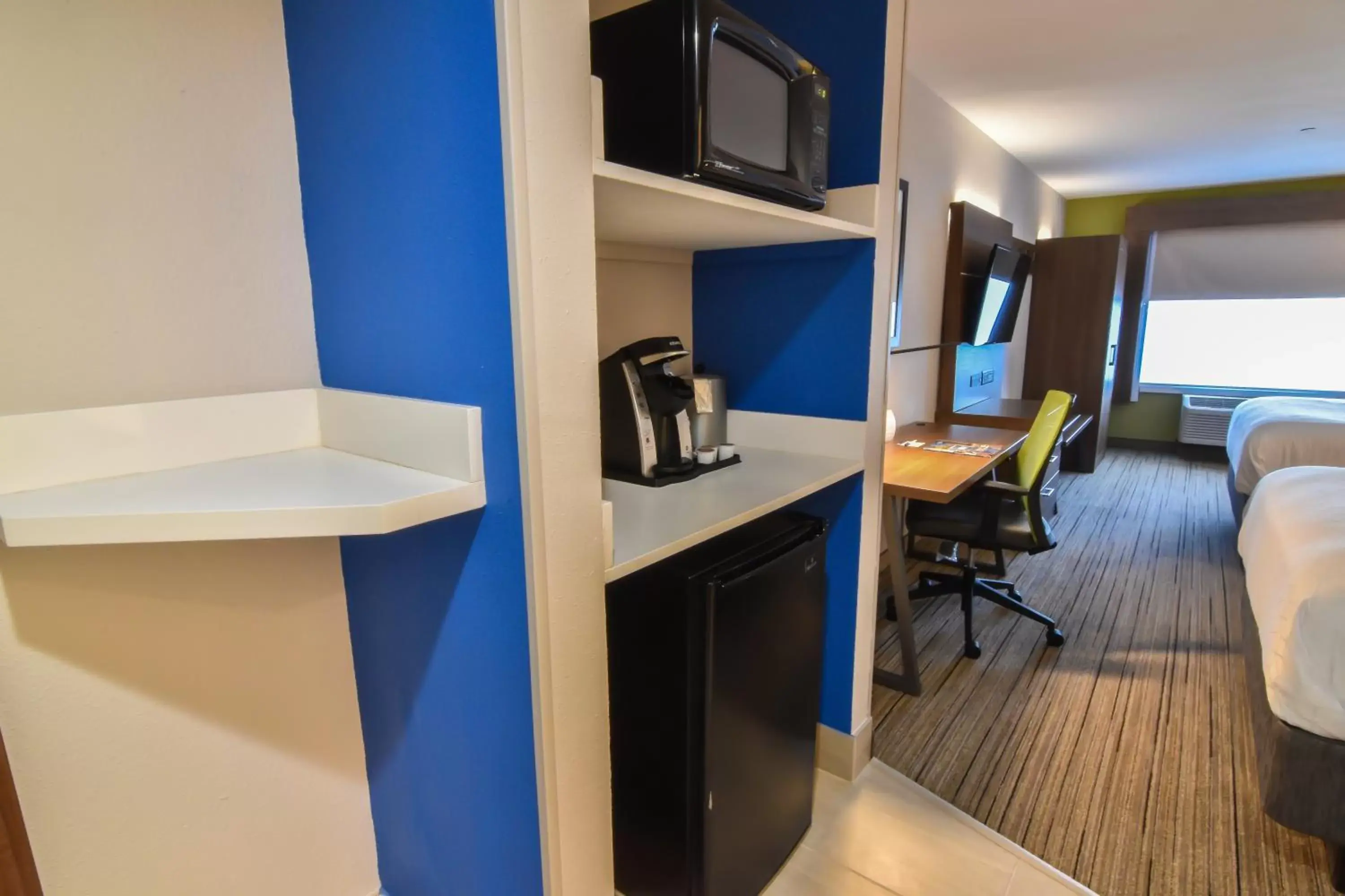 Photo of the whole room, Kitchen/Kitchenette in Holiday Inn Express & Suites - Indianapolis Northwest, an IHG Hotel