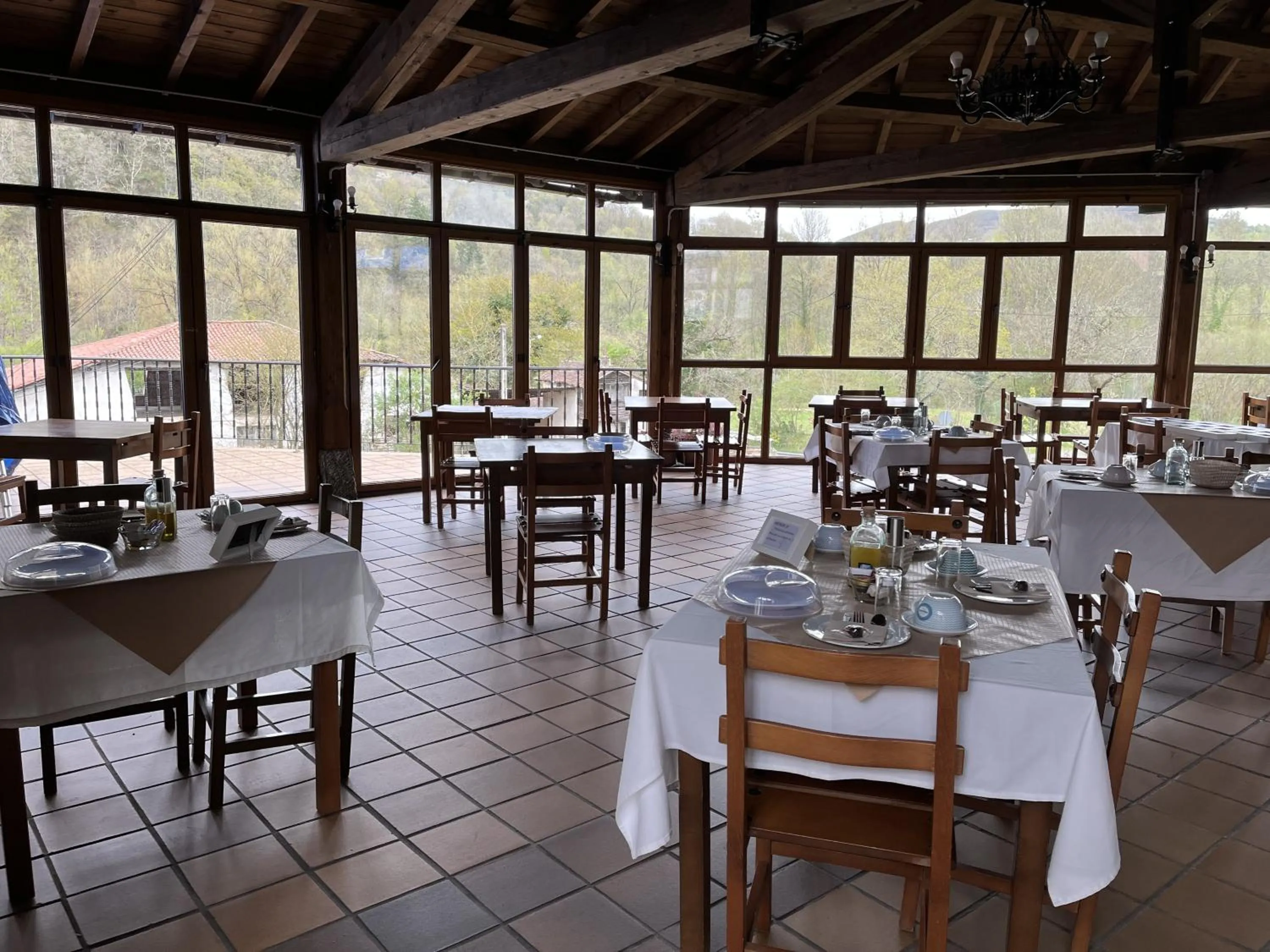 Restaurant/places to eat in Hotel Avelina