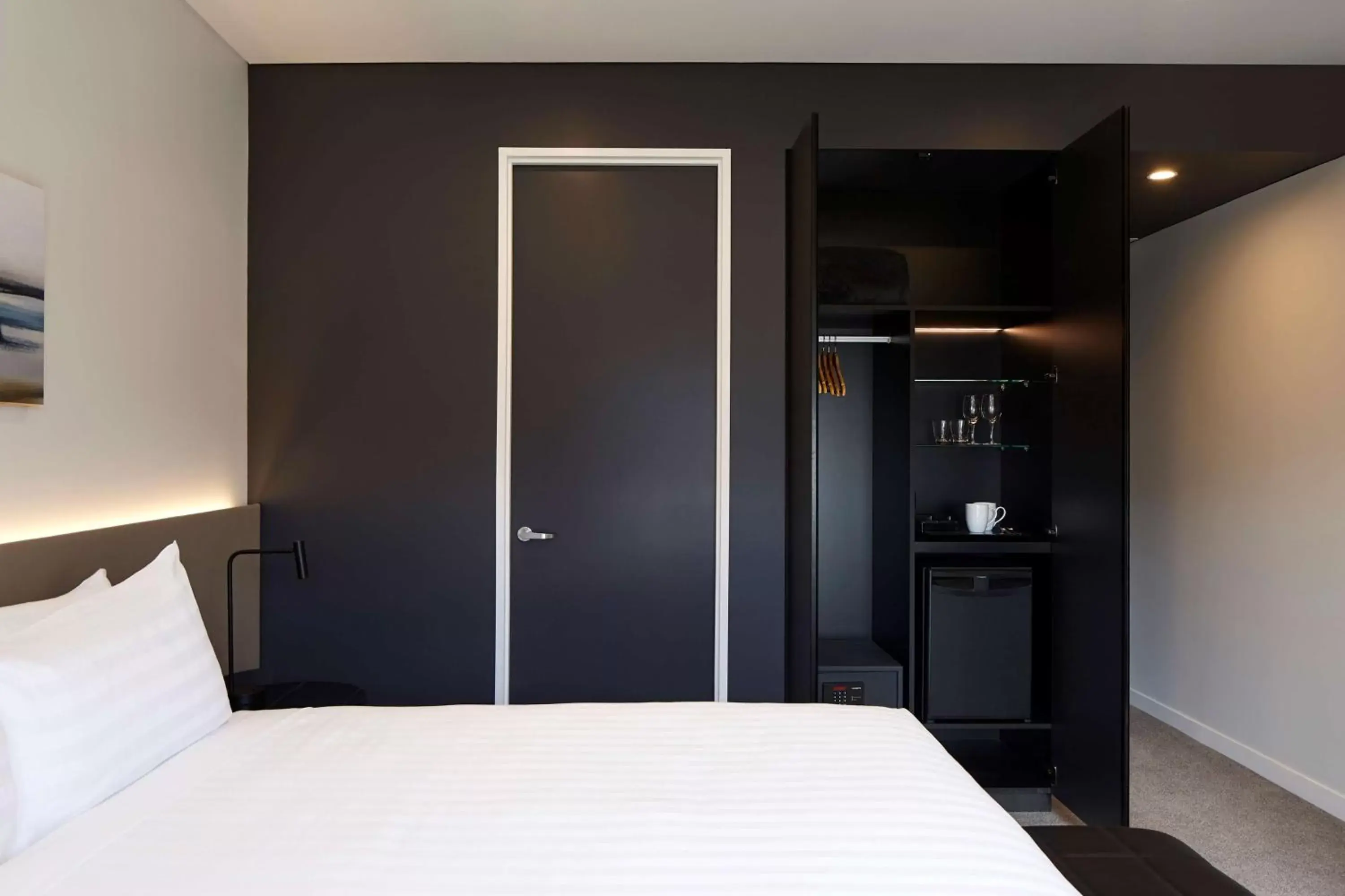 Photo of the whole room, Bed in Travelodge Hotel Auckland Wynyard Quarter