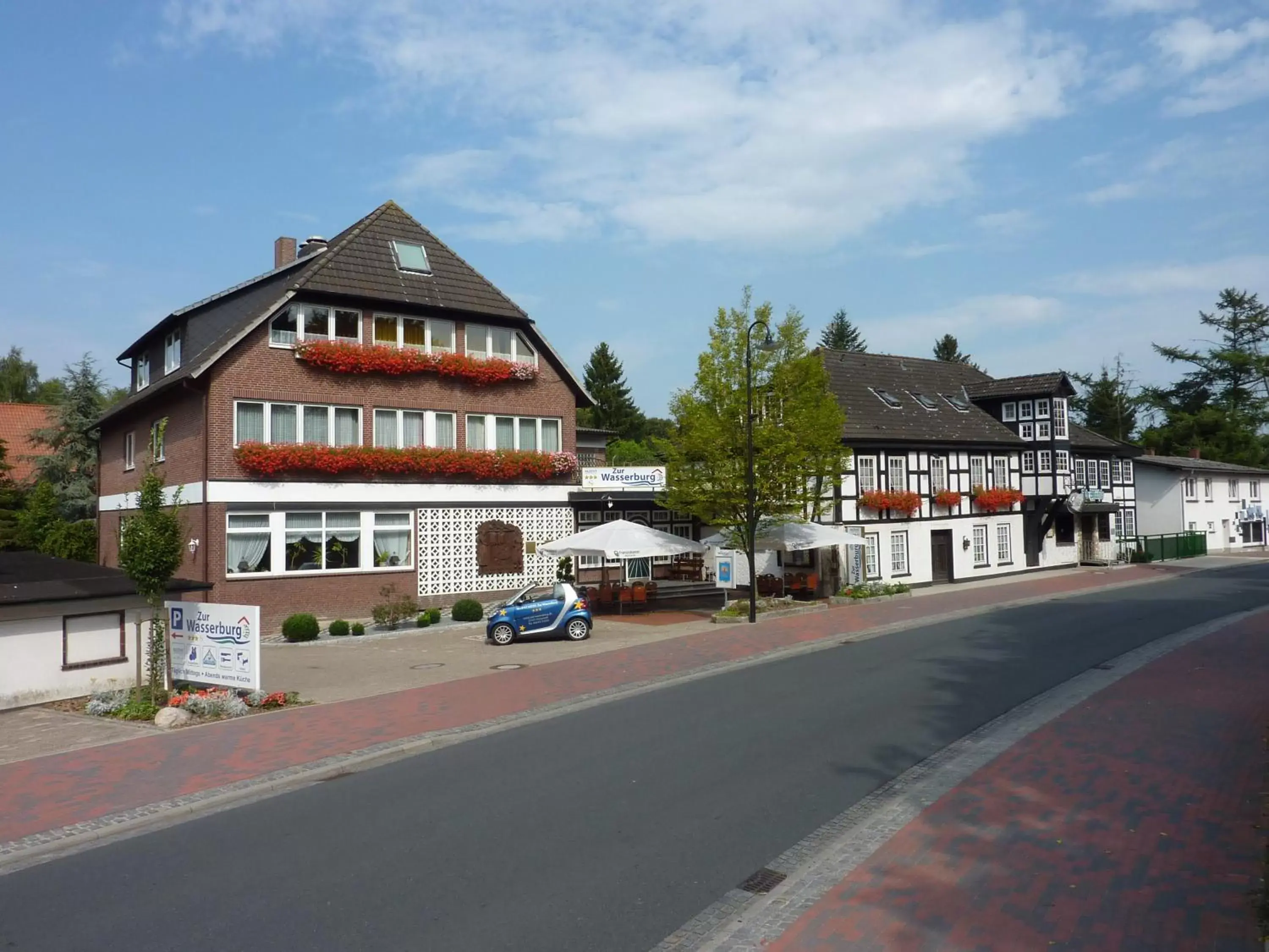 Facade/entrance, Property Building in Akzent Hotel Zur Wasserburg - Hotel Garni bed & breakfast