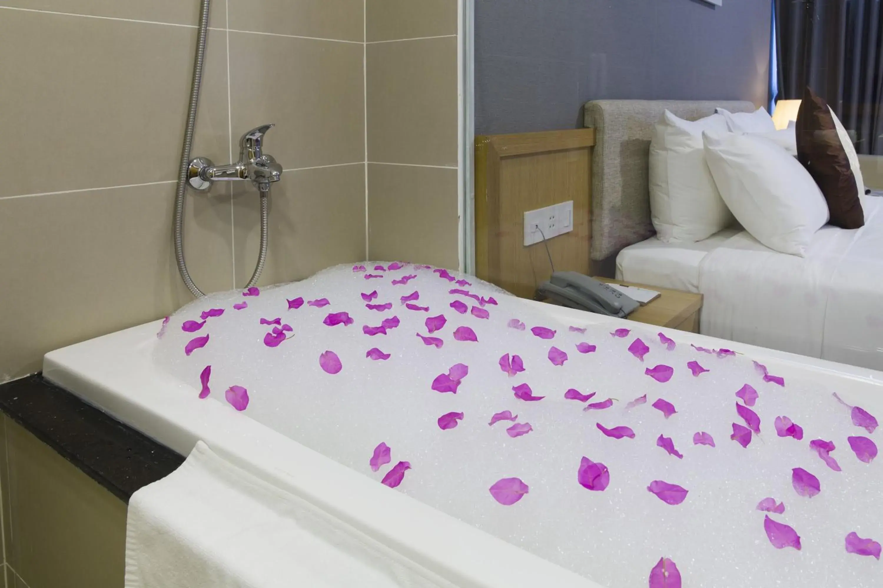 Bathroom, Bed in Dendro Gold Hotel