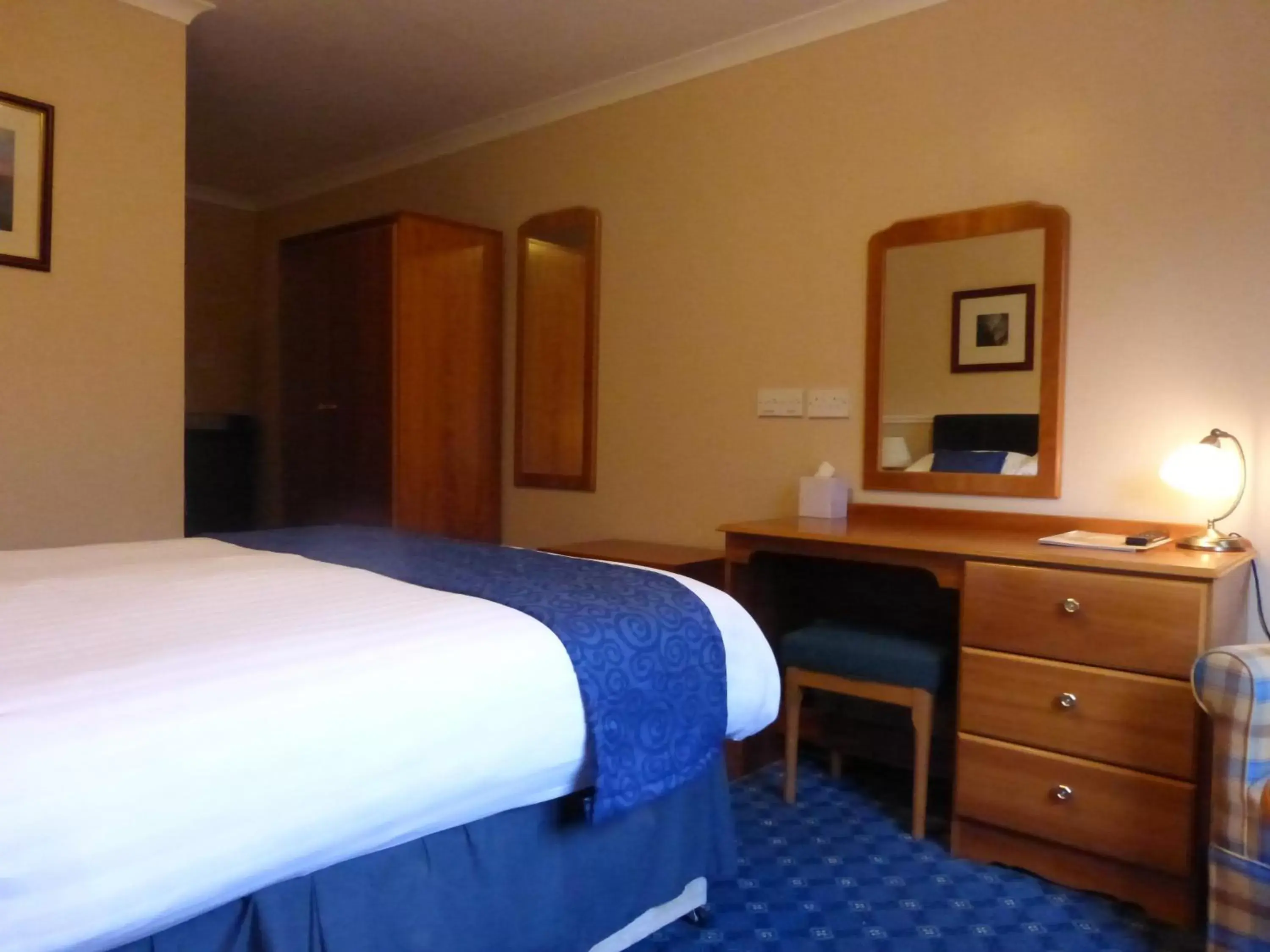 Bedroom, Bed in Norseman Hotel
