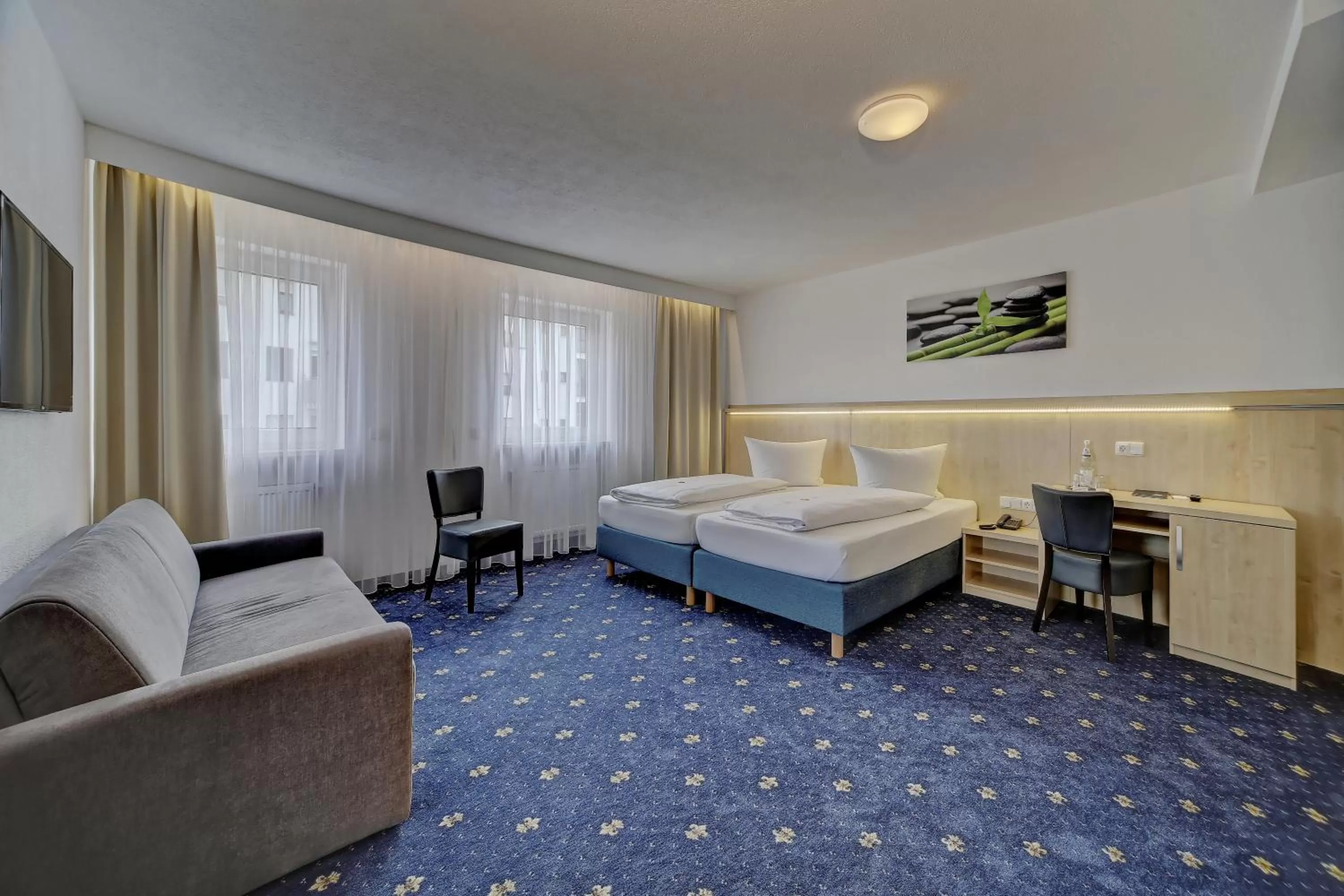 Photo of the whole room, Bed in Hotel Post