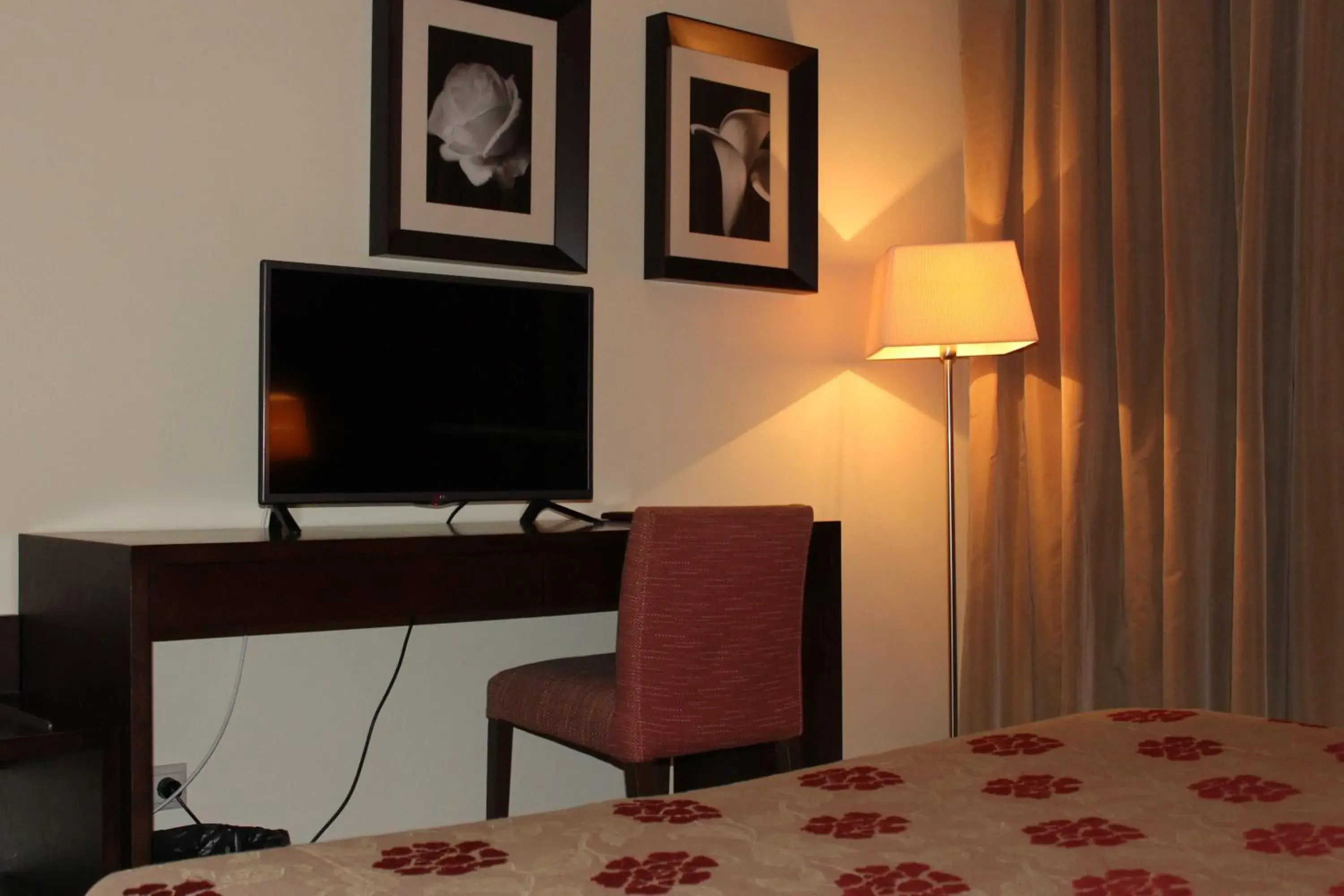 Bedroom, TV/Entertainment Center in BejaParque Hotel