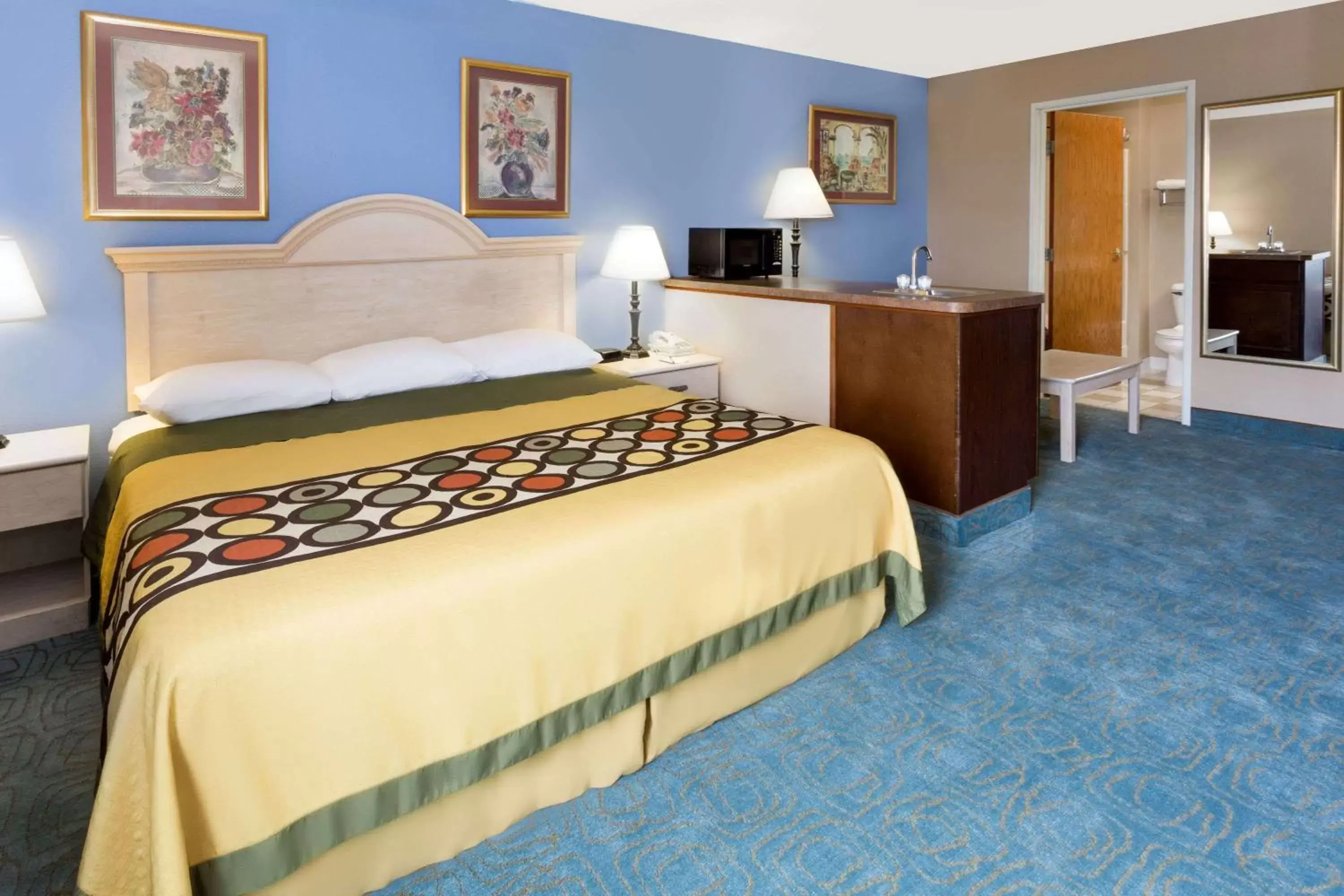 Photo of the whole room, Bed in Super 8 by Wyndham Freeport
