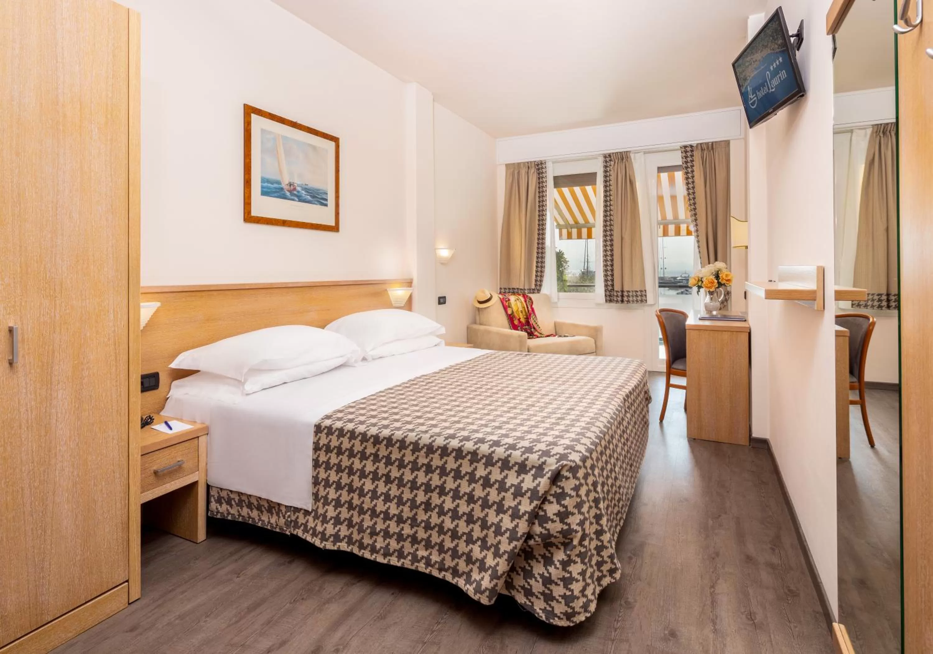 Photo of the whole room, Bed in Hotel Laurin