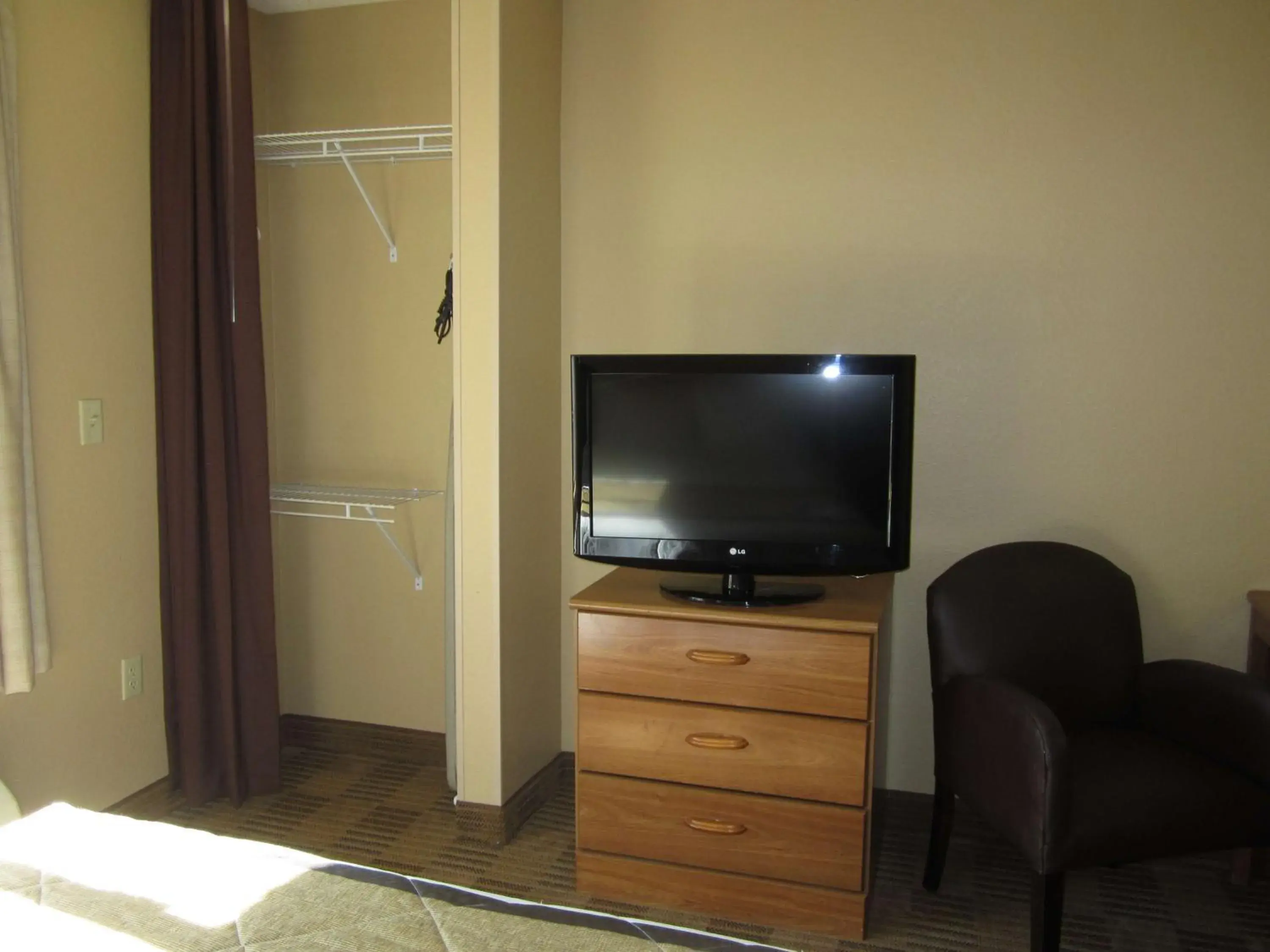 Bedroom, TV/Entertainment Center in Extended Stay America Suites - Austin - Round Rock - North
