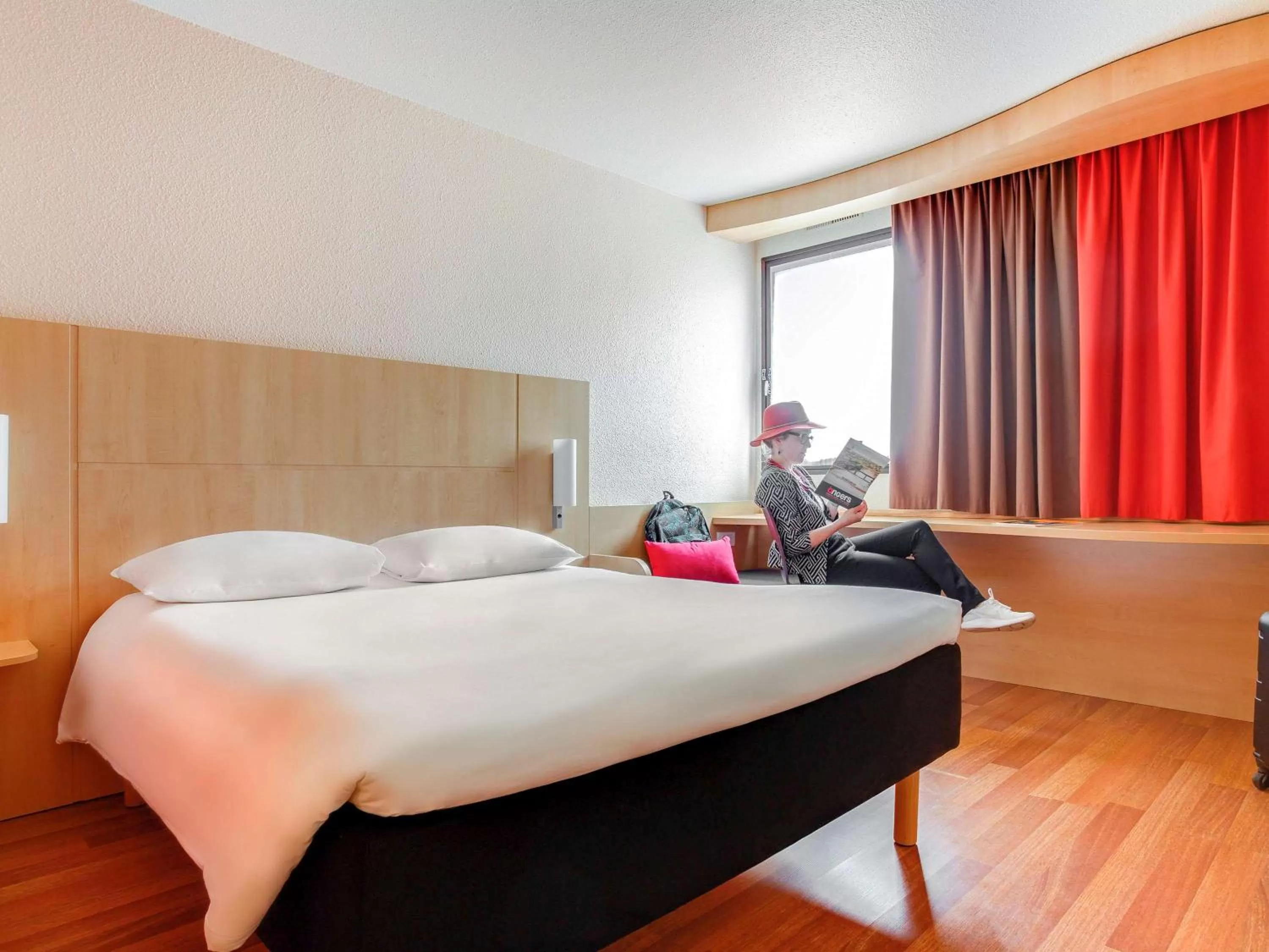 Photo of the whole room, Bed in ibis Angers Centre Chateau