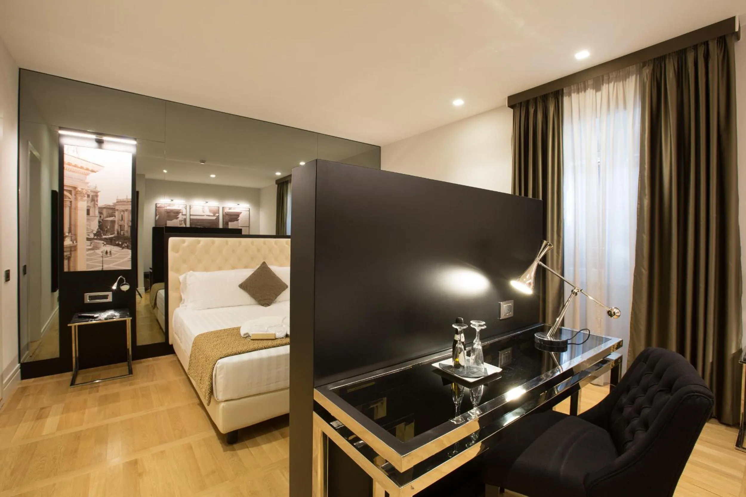 Bedroom, Bed in Floris Hotel