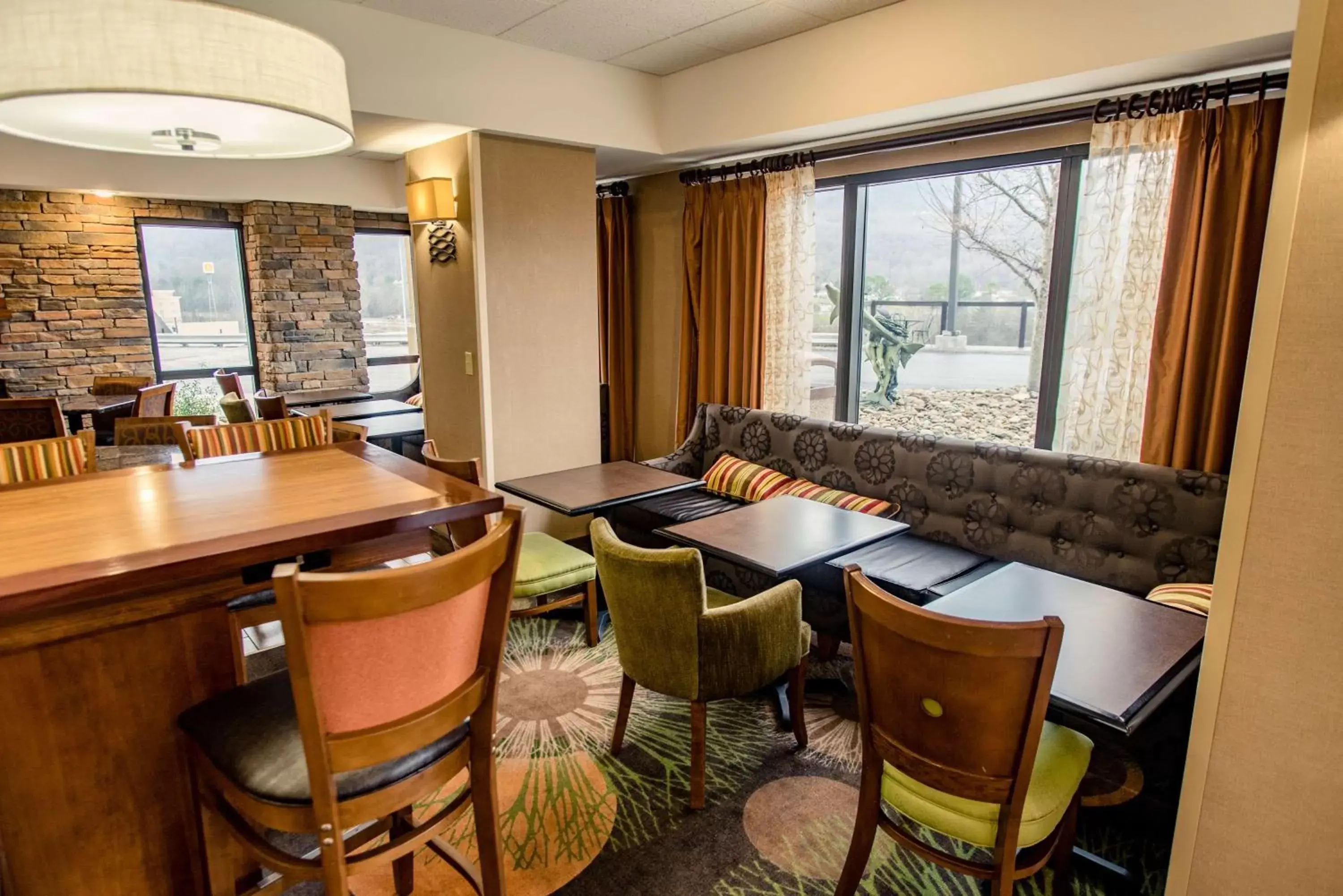 Dining area in Hampton Inn Caryville-I-75/Cove Lake-State Park