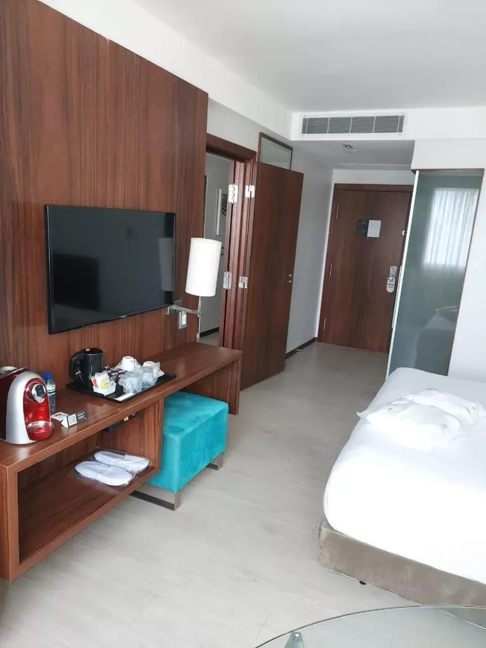 Photo of the whole room, TV/Entertainment Center in Bugan Recife Boa Viagem Hotel - by Atlantica