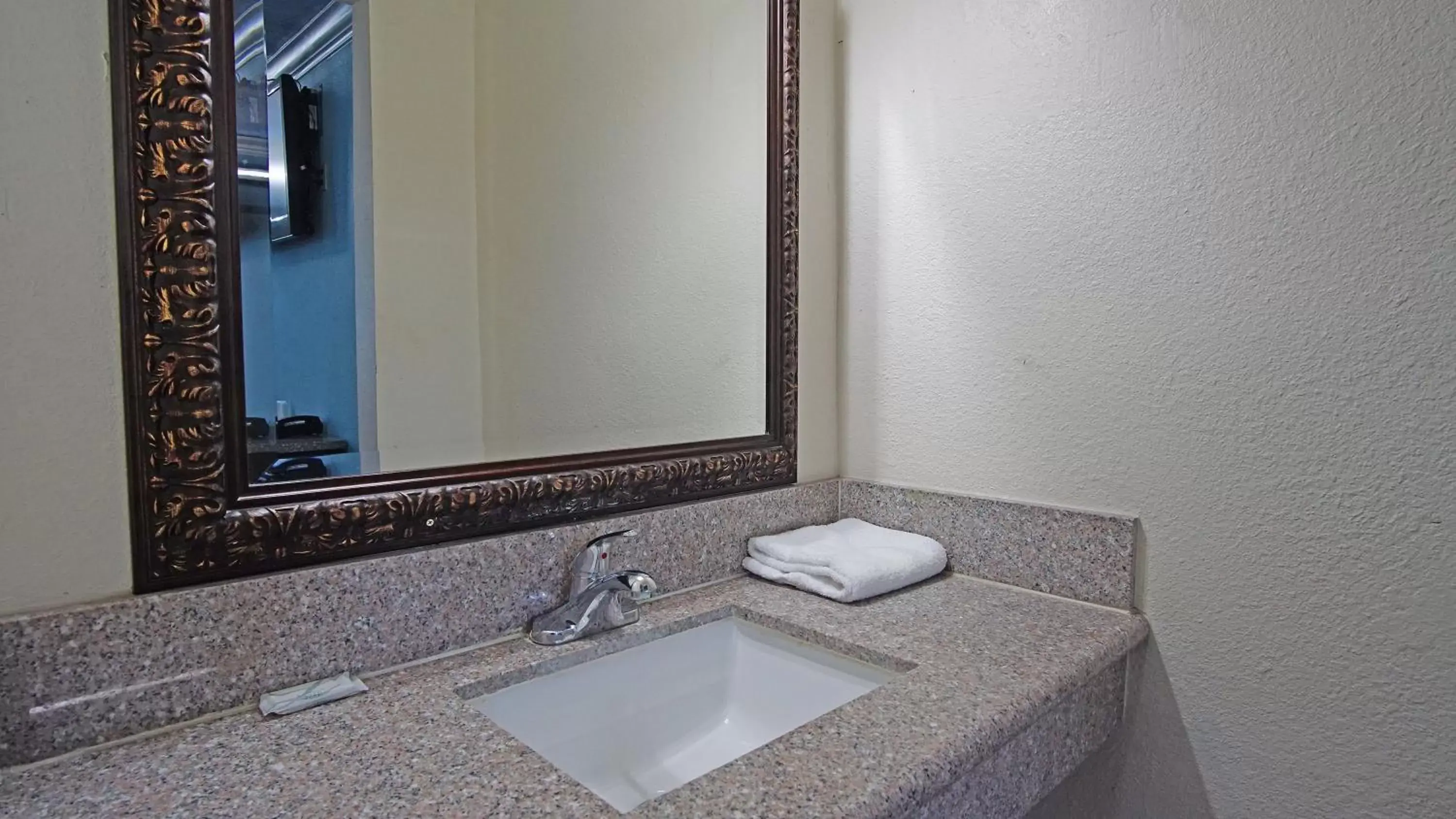 Bathroom in Lincoln Motel - Los Angeles, Hollywood Area