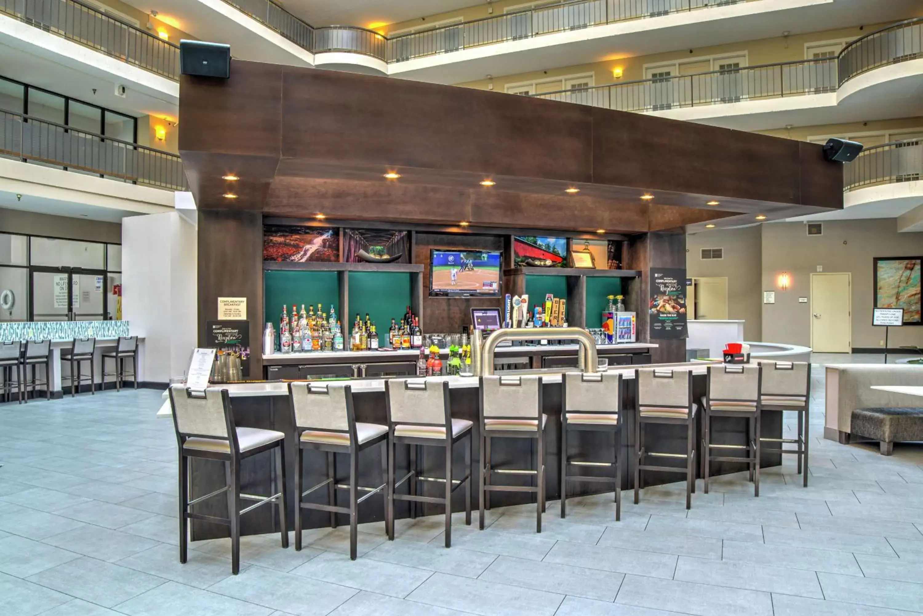 Lounge or bar, Restaurant/Places to Eat in Embassy Suites by Hilton Indianapolis North