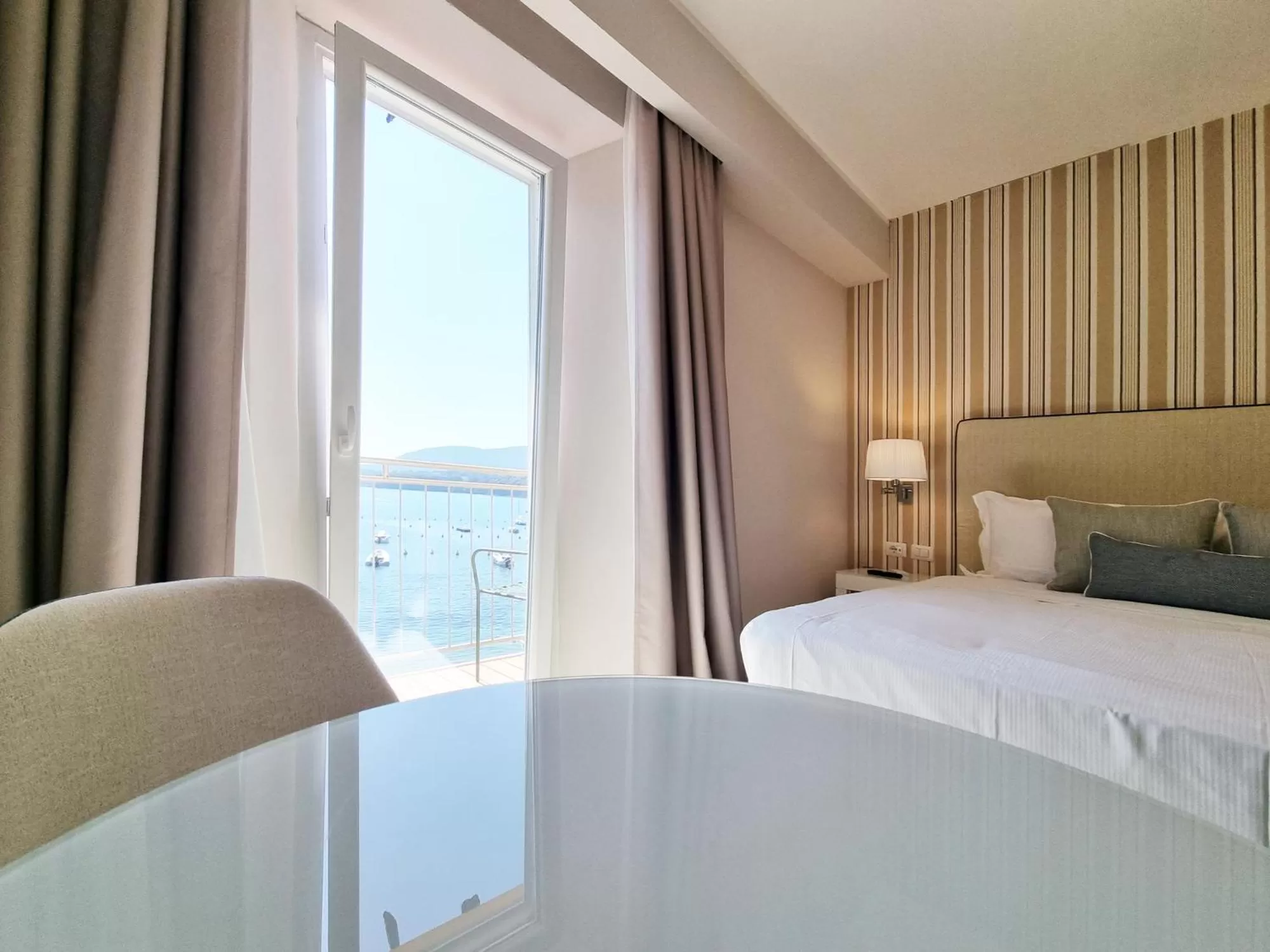 Sea view, Bed in Hotel Plaza