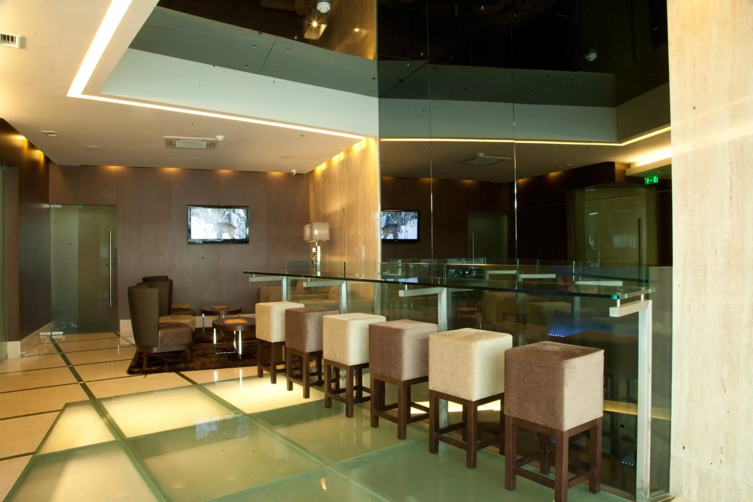 Communal lounge/ TV room, Lounge/Bar in TURIM Luxe Hotel