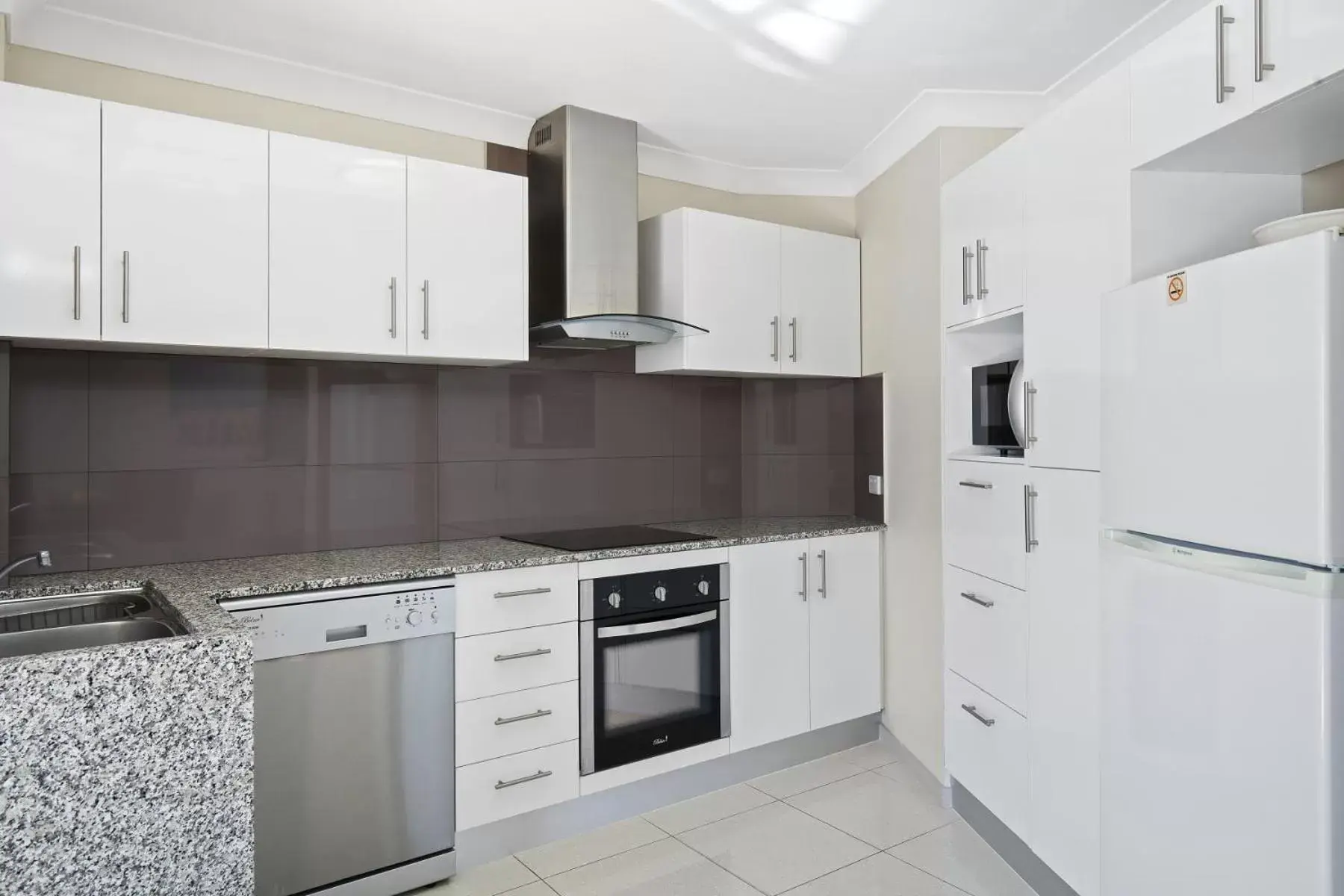 Kitchen or kitchenette, Kitchen/Kitchenette in Kirra Palms Holiday Apartments