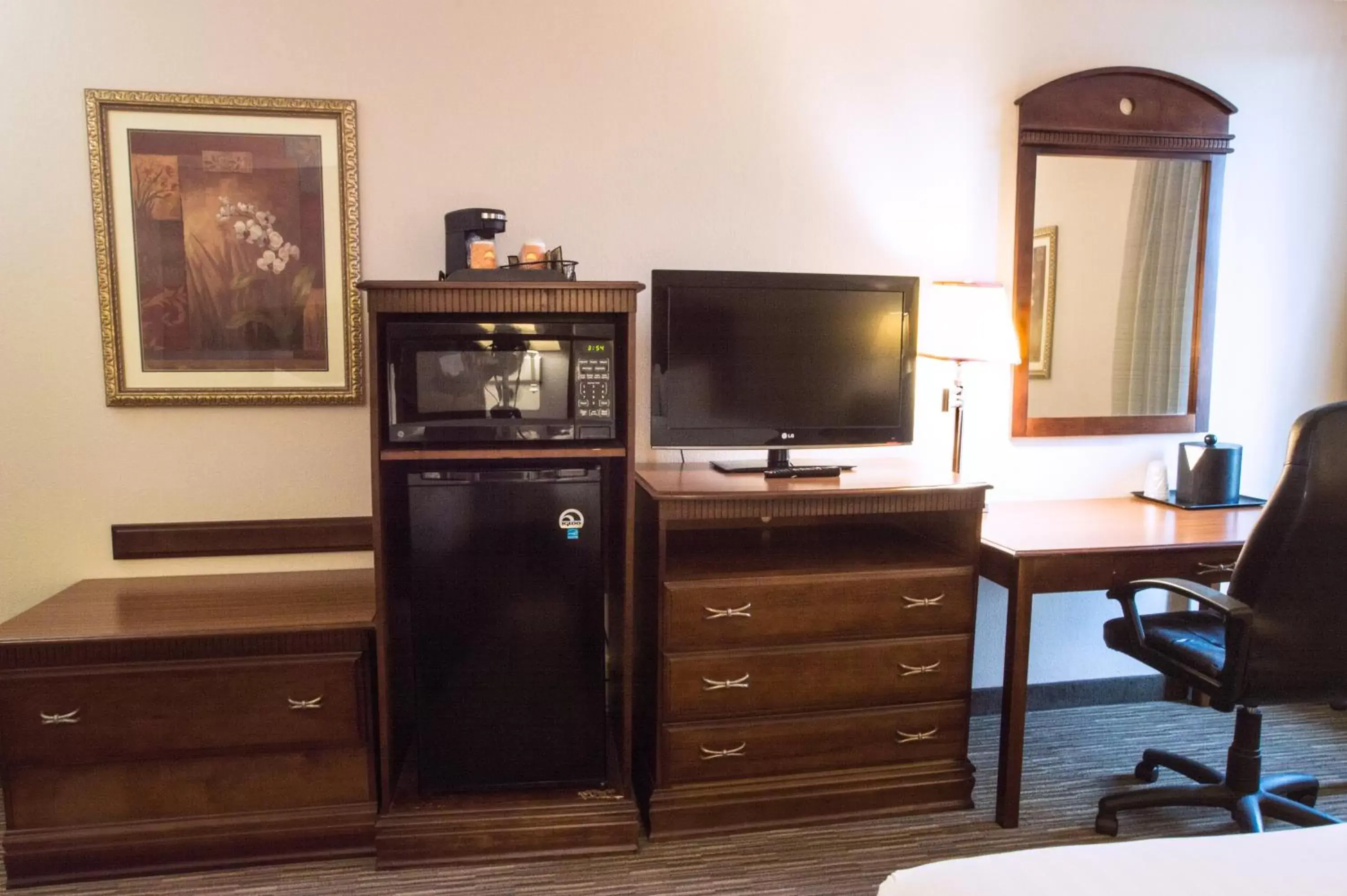 Bedroom, TV/Entertainment Center in Greenstay Hotel & Suites Central