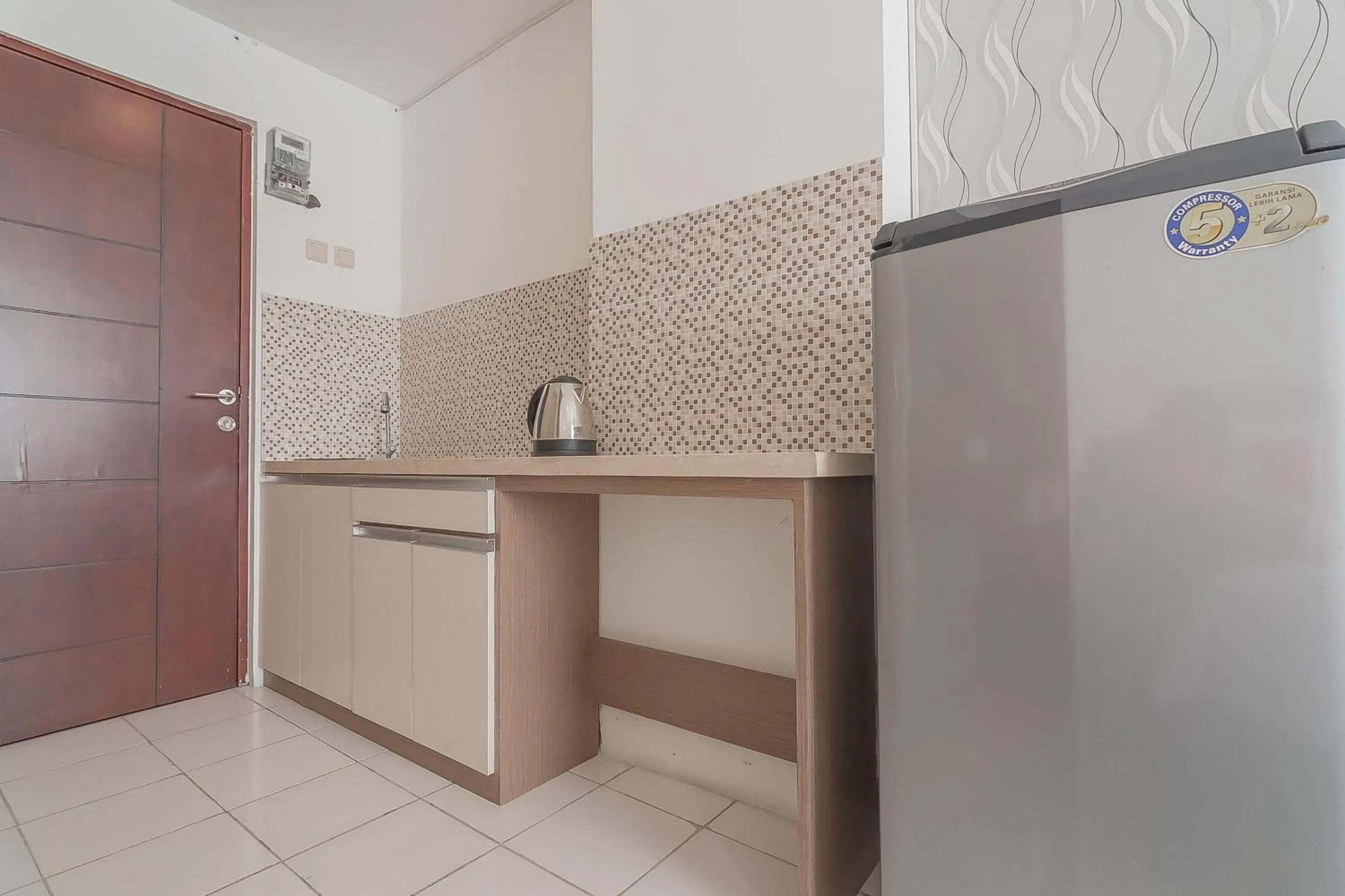 Kitchen/Kitchenette in RedDoorz Apartment @ Emerald Towers Bandung