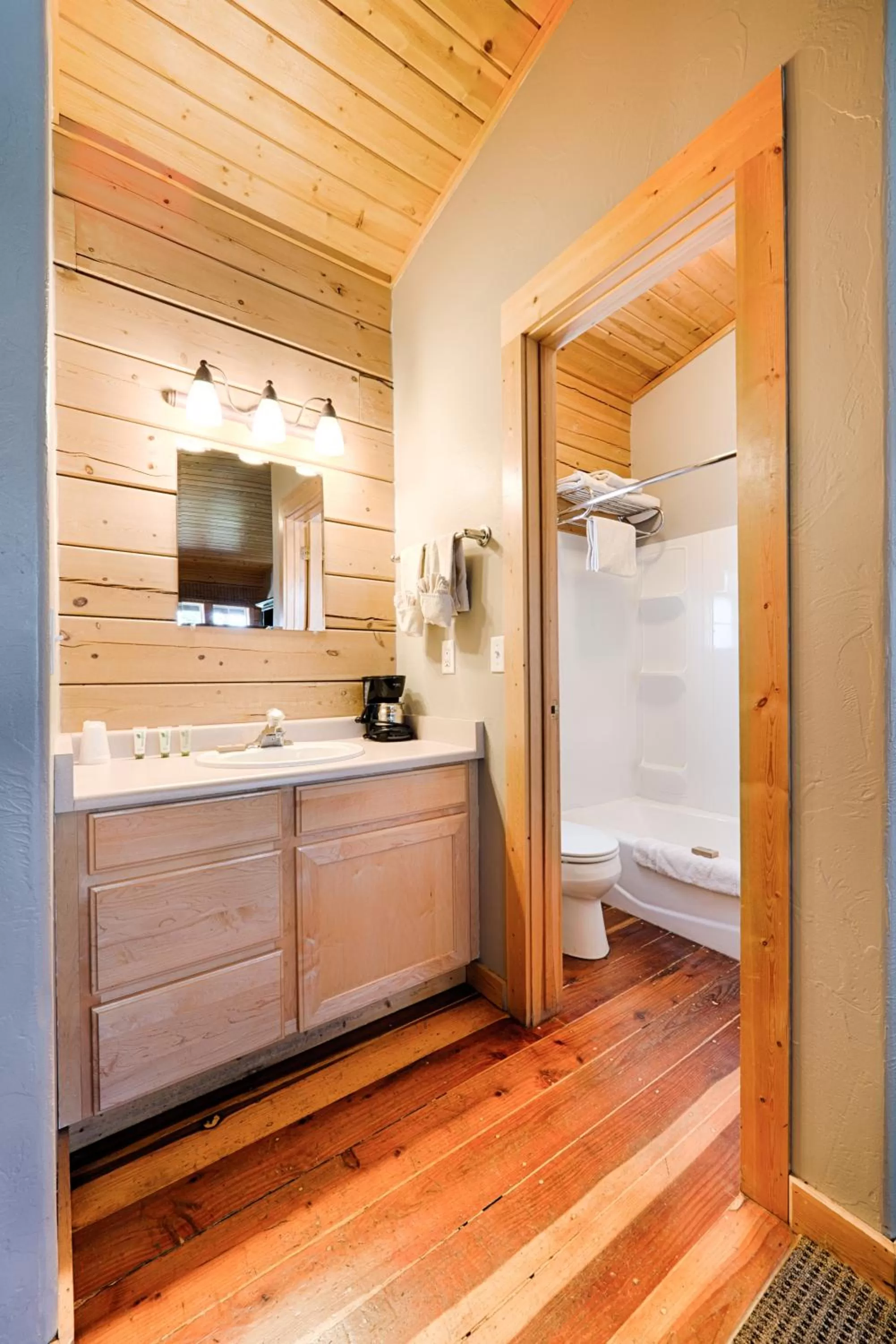 Bathroom in Lakeside Lodge Resort and Marina