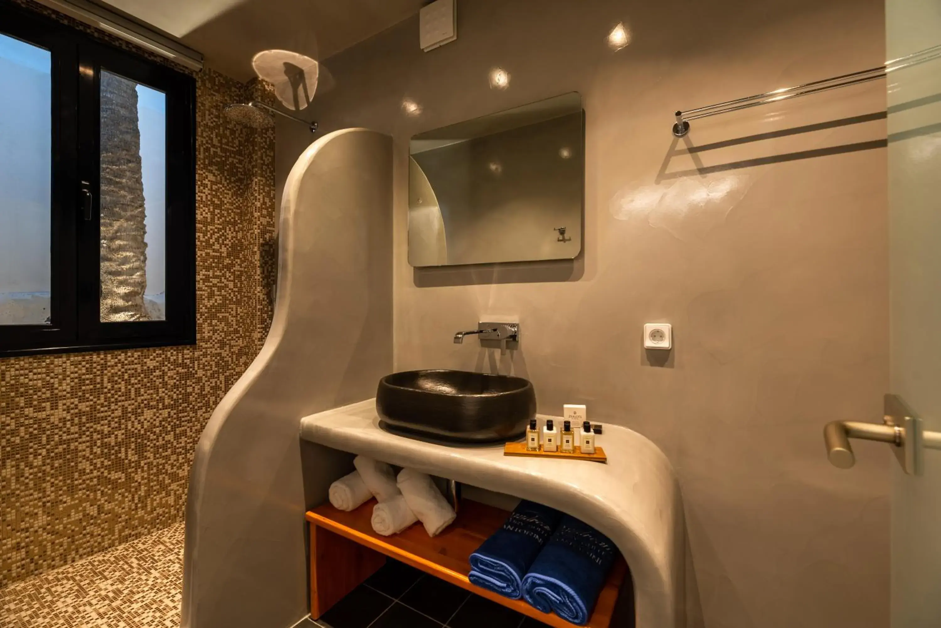 Bathroom in Daydream Luxury Suites